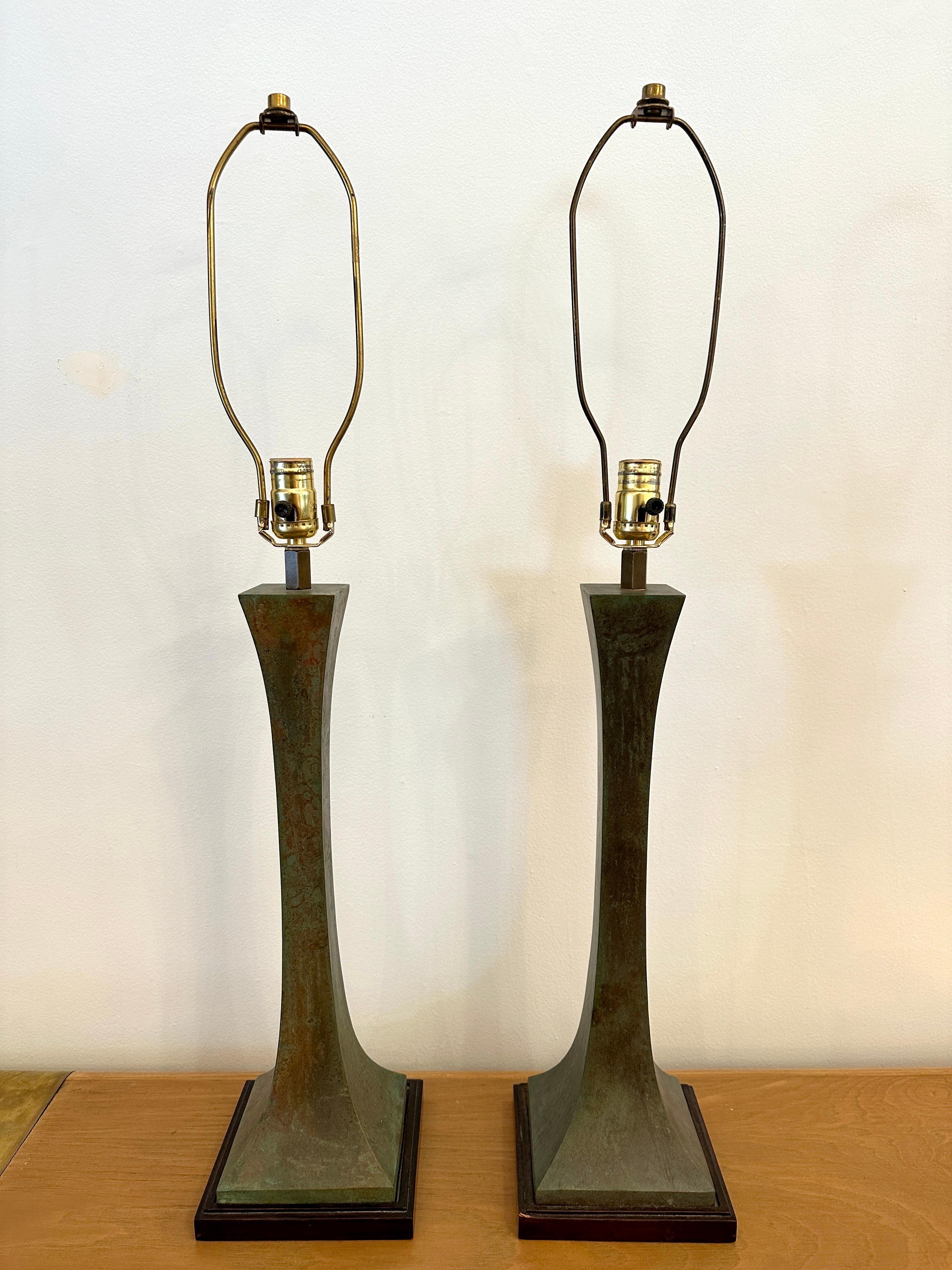 Paar Bronze-Tischlampen von Stewart Ross James Verdigris für Hansen im Angebot 1