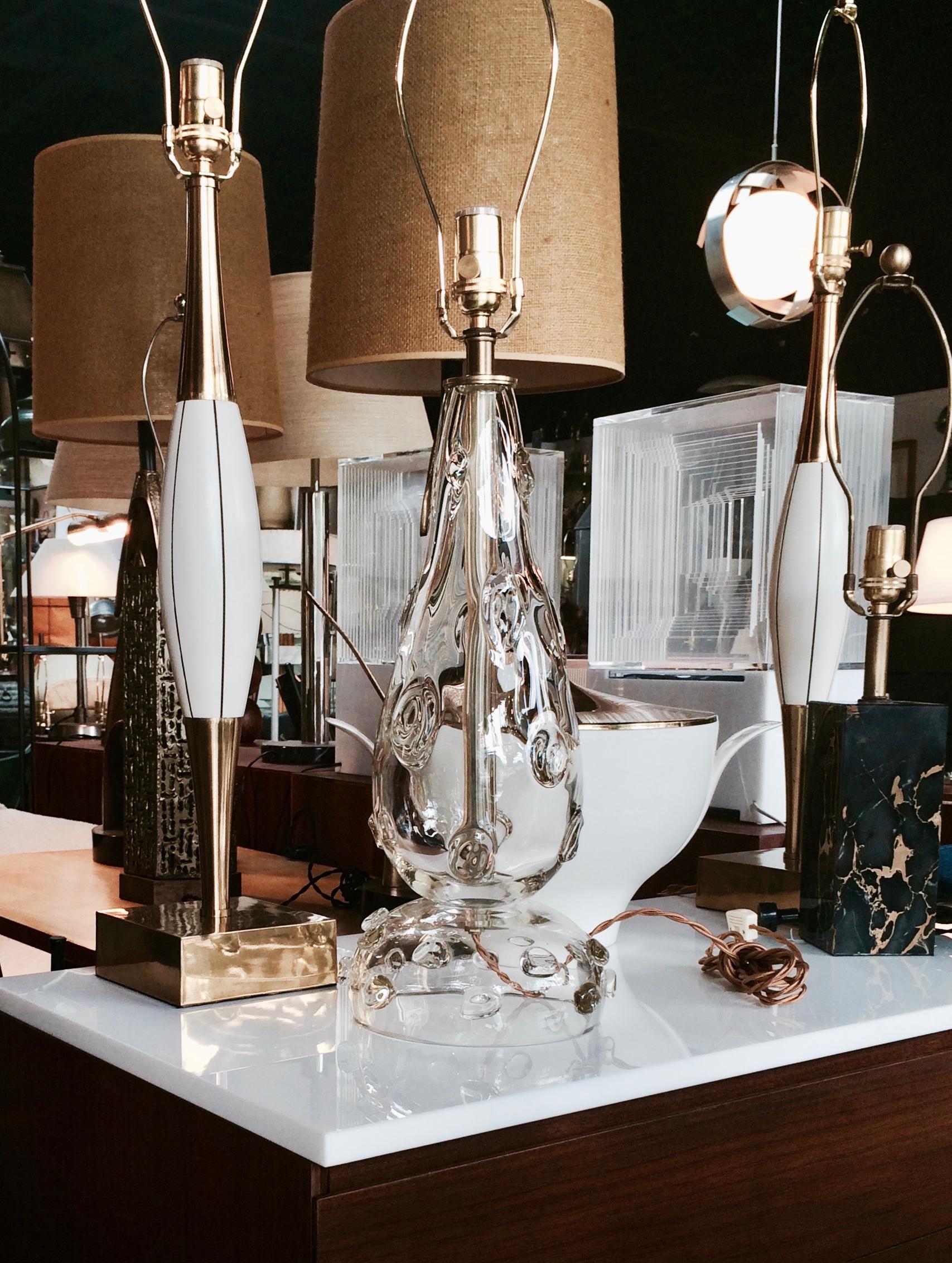 Hollywood Regency Grande paire de lampes de table Stewart Ross James en laiton brillant et incisé blanc en vente