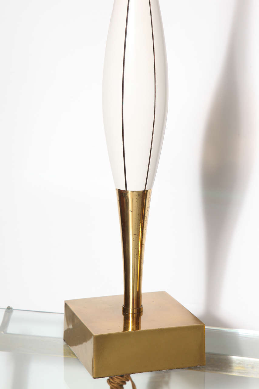 20ième siècle Grande paire de lampes de table Stewart Ross James en laiton brillant et incisé blanc en vente