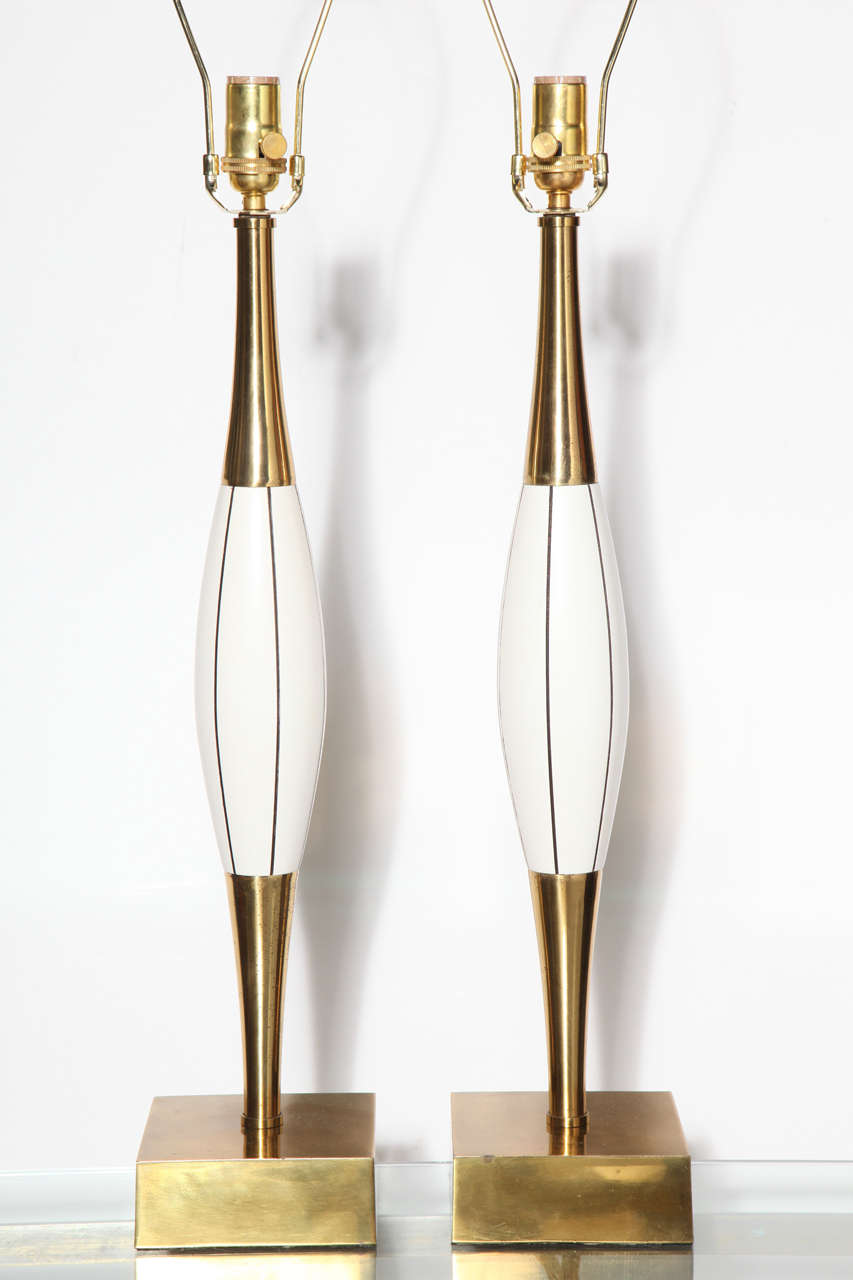 Bois Grande paire de lampes de table Stewart Ross James en laiton brillant et incisé blanc en vente