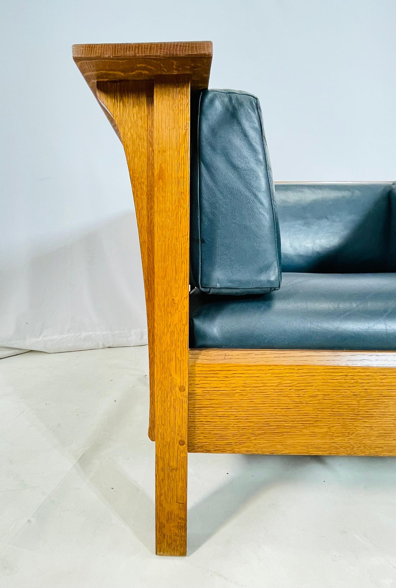 Coppia di poltrone Stickley Mission Oak, 1995, design ampio e scultoreo in vendita 6