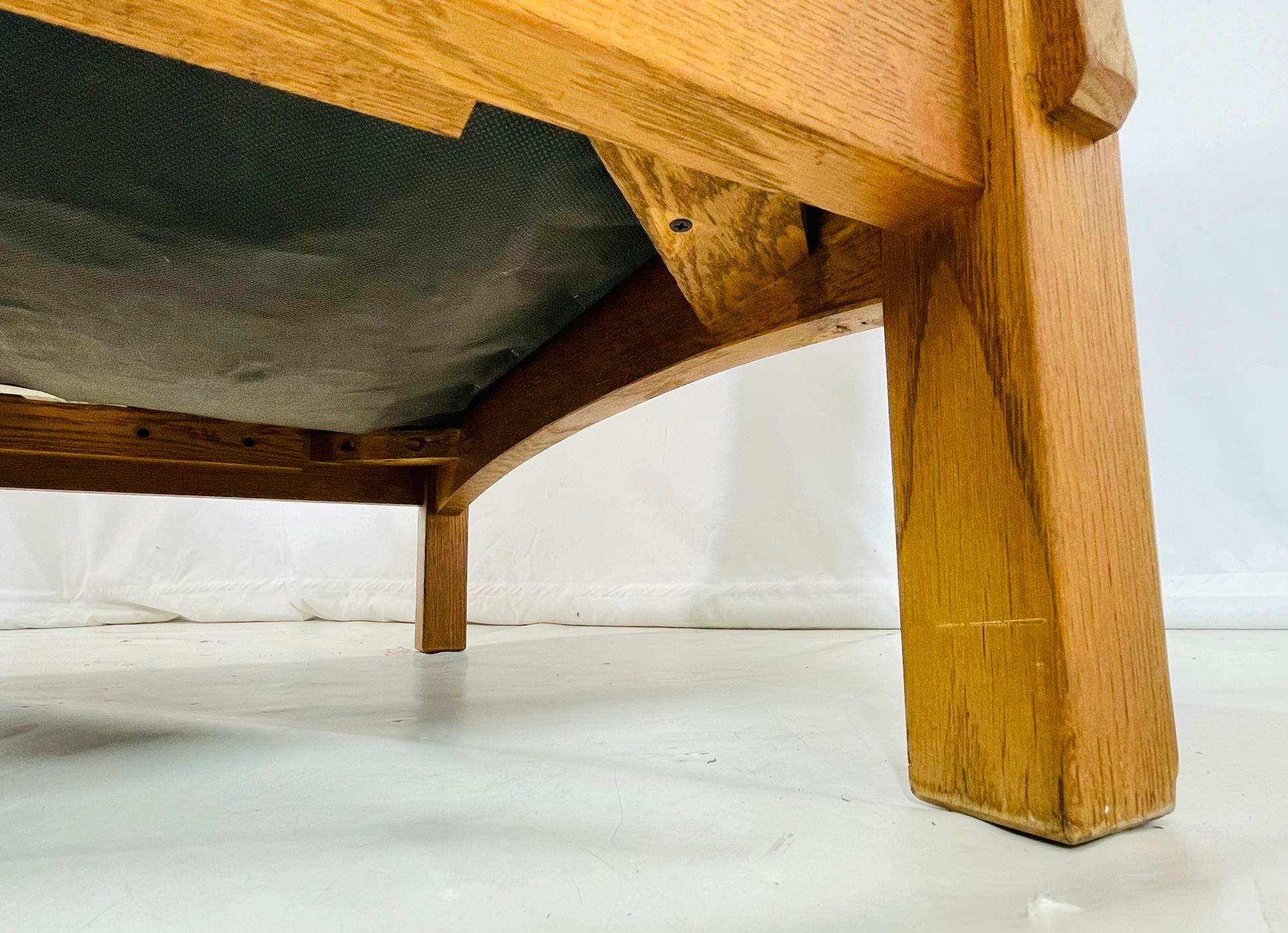 Coppia di poltrone Stickley Mission Oak, 1995, design ampio e scultoreo in vendita 11