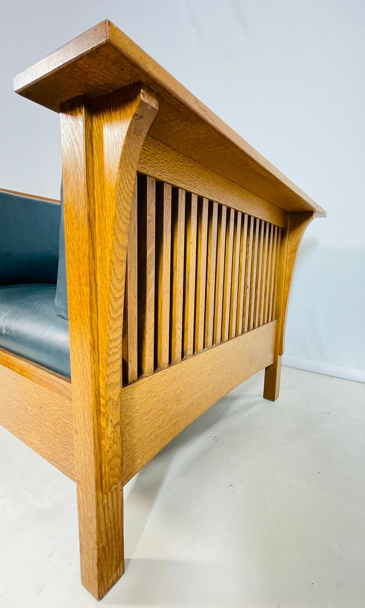 Coppia di poltrone Stickley Mission Oak, 1995, design ampio e scultoreo in vendita 12