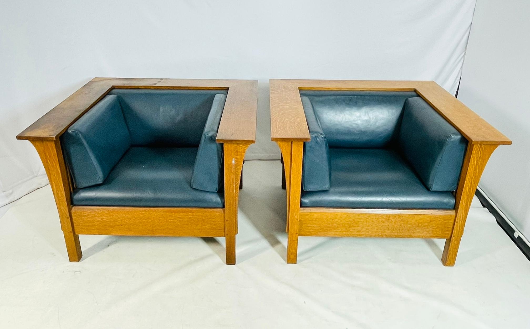 In offerta c'è una coppia di ampie poltrone di Stickley, realizzate in rovere massiccio segato a quarto in stile Mission & Arts & Crafts, datate 12 giugno 1995 e contrassegnate dai numeri di serie (#89-417, #35). Queste sedie robuste e
