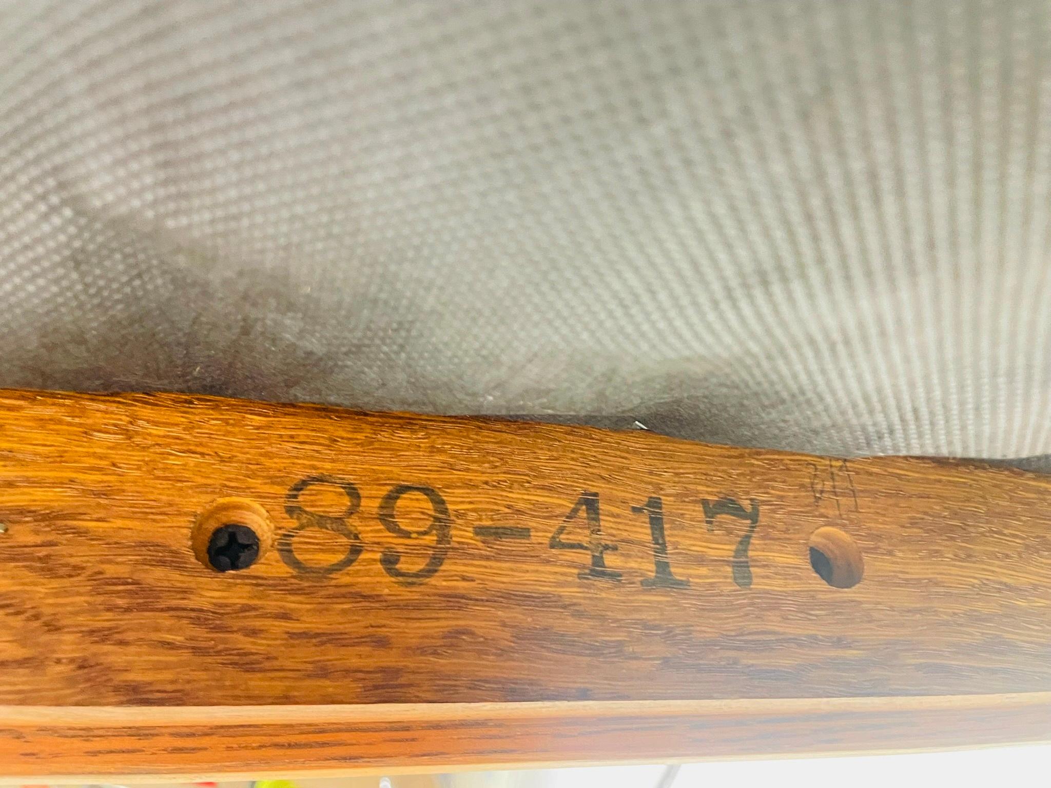 Coppia di poltrone Stickley Mission Oak, 1995, design ampio e scultoreo in vendita 13