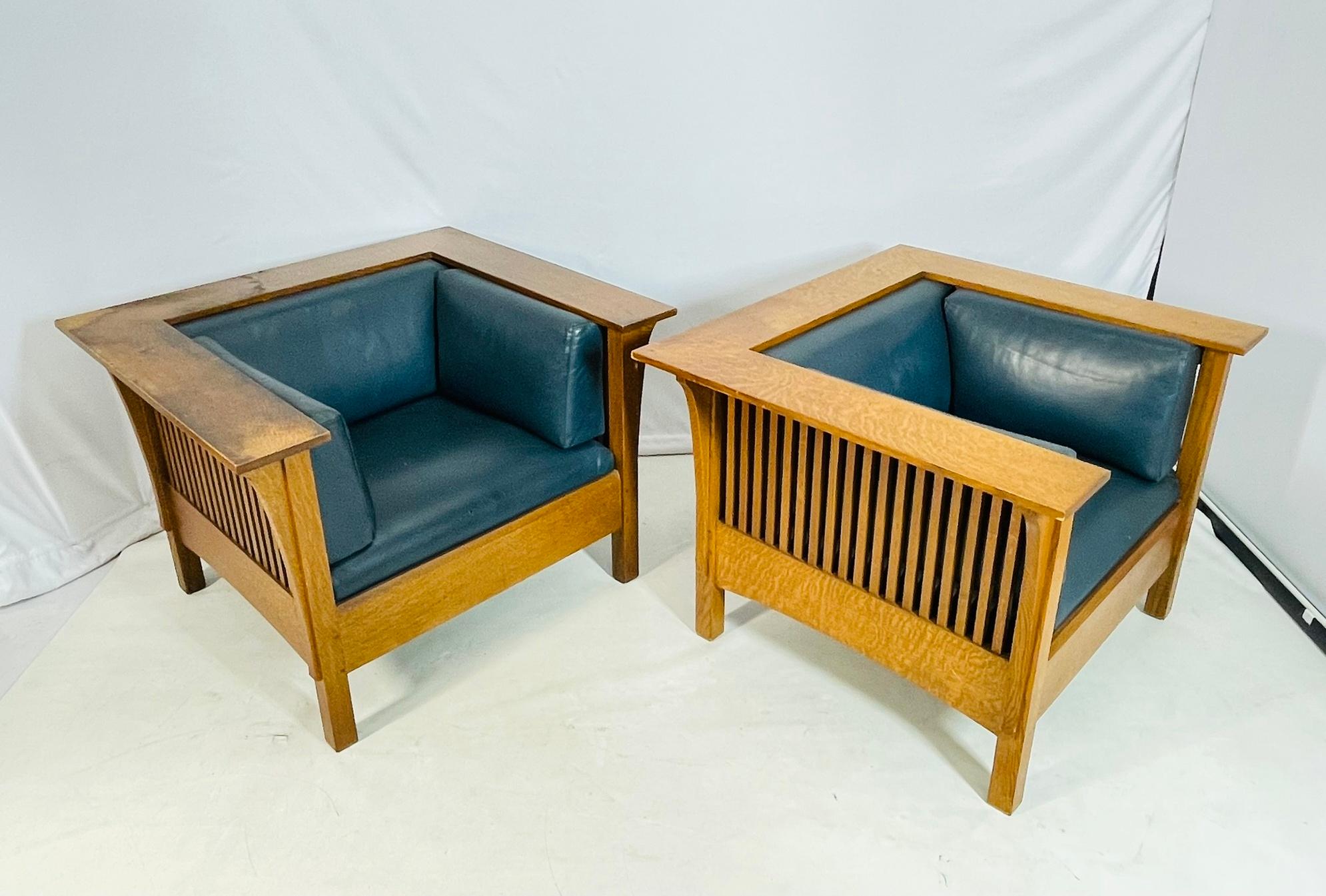 Americano Coppia di poltrone Stickley Mission Oak, 1995, design ampio e scultoreo in vendita