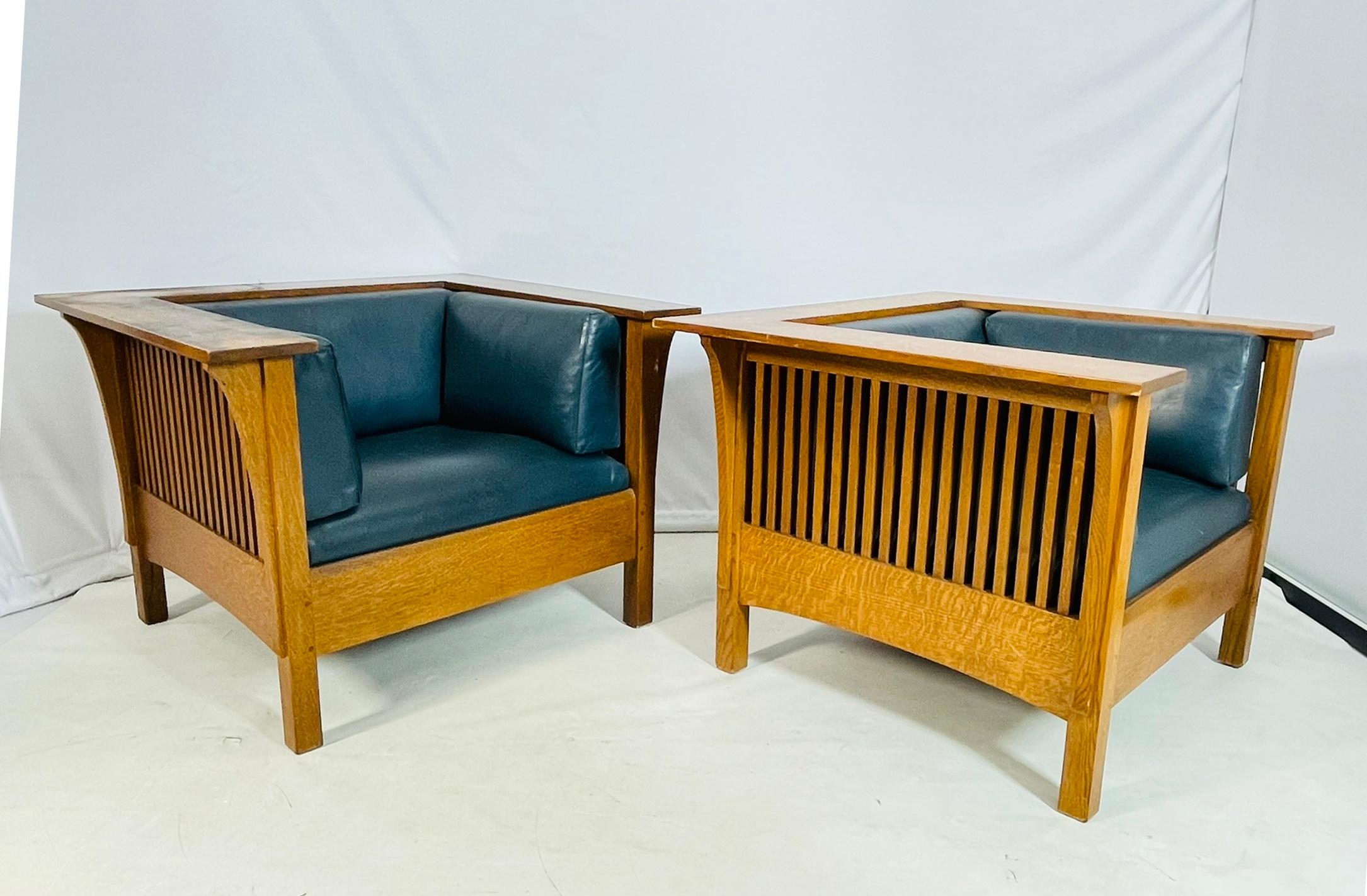 Fatto a mano Coppia di poltrone Stickley Mission Oak, 1995, design ampio e scultoreo in vendita