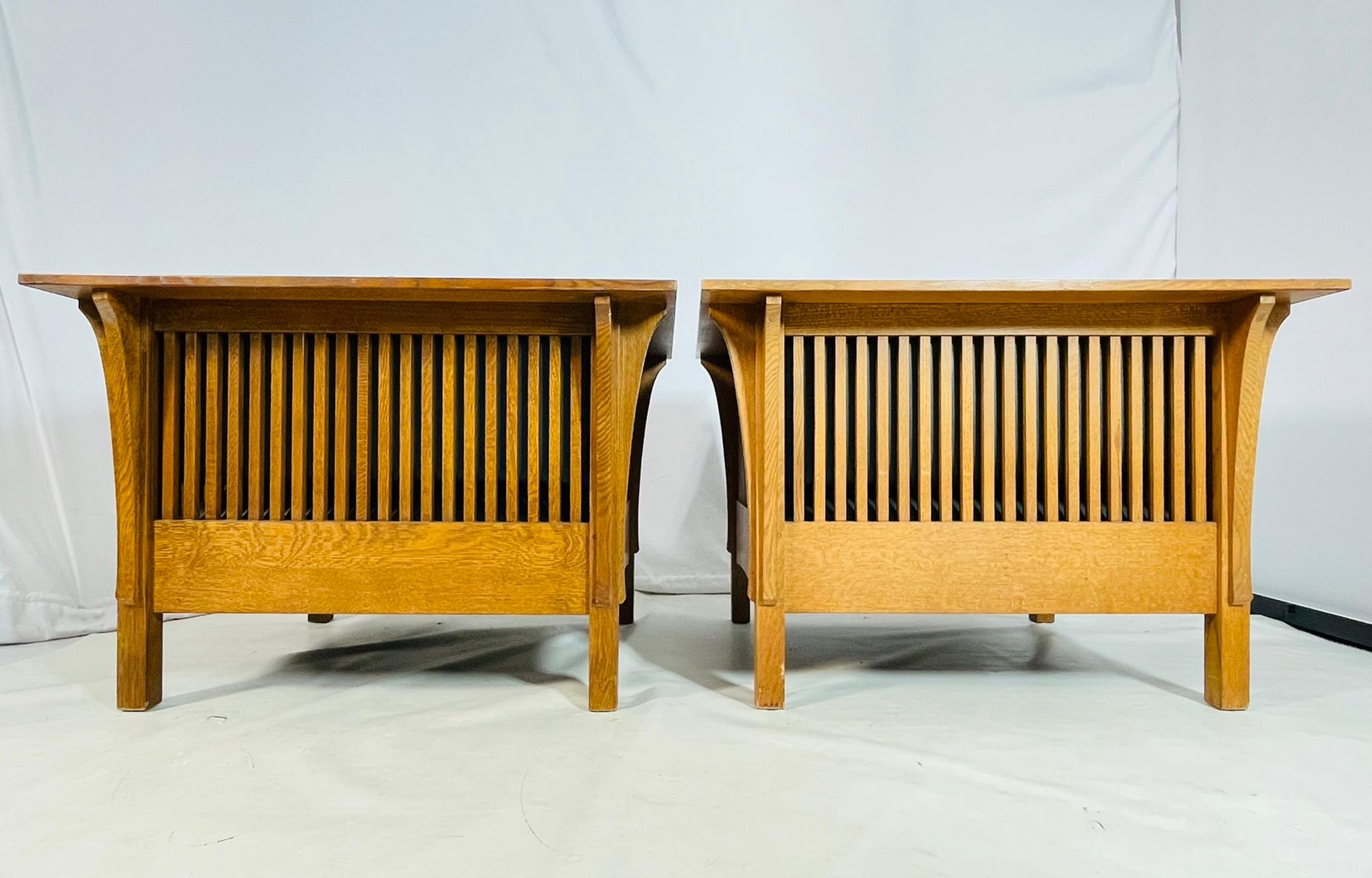 Coppia di poltrone Stickley Mission Oak, 1995, design ampio e scultoreo In condizioni buone in vendita a Los Angeles, CA