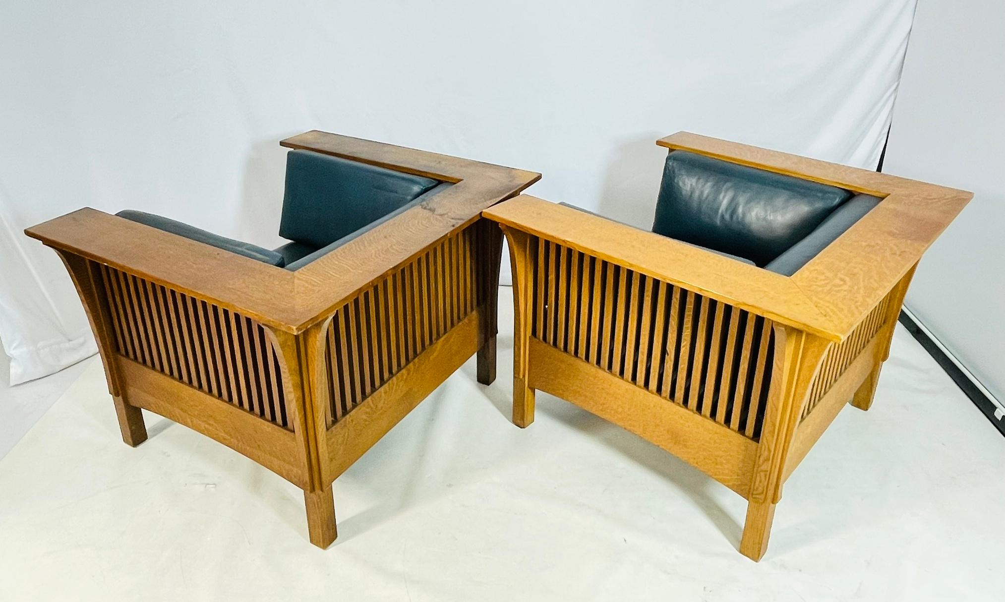 Fine XX secolo Coppia di poltrone Stickley Mission Oak, 1995, design ampio e scultoreo in vendita