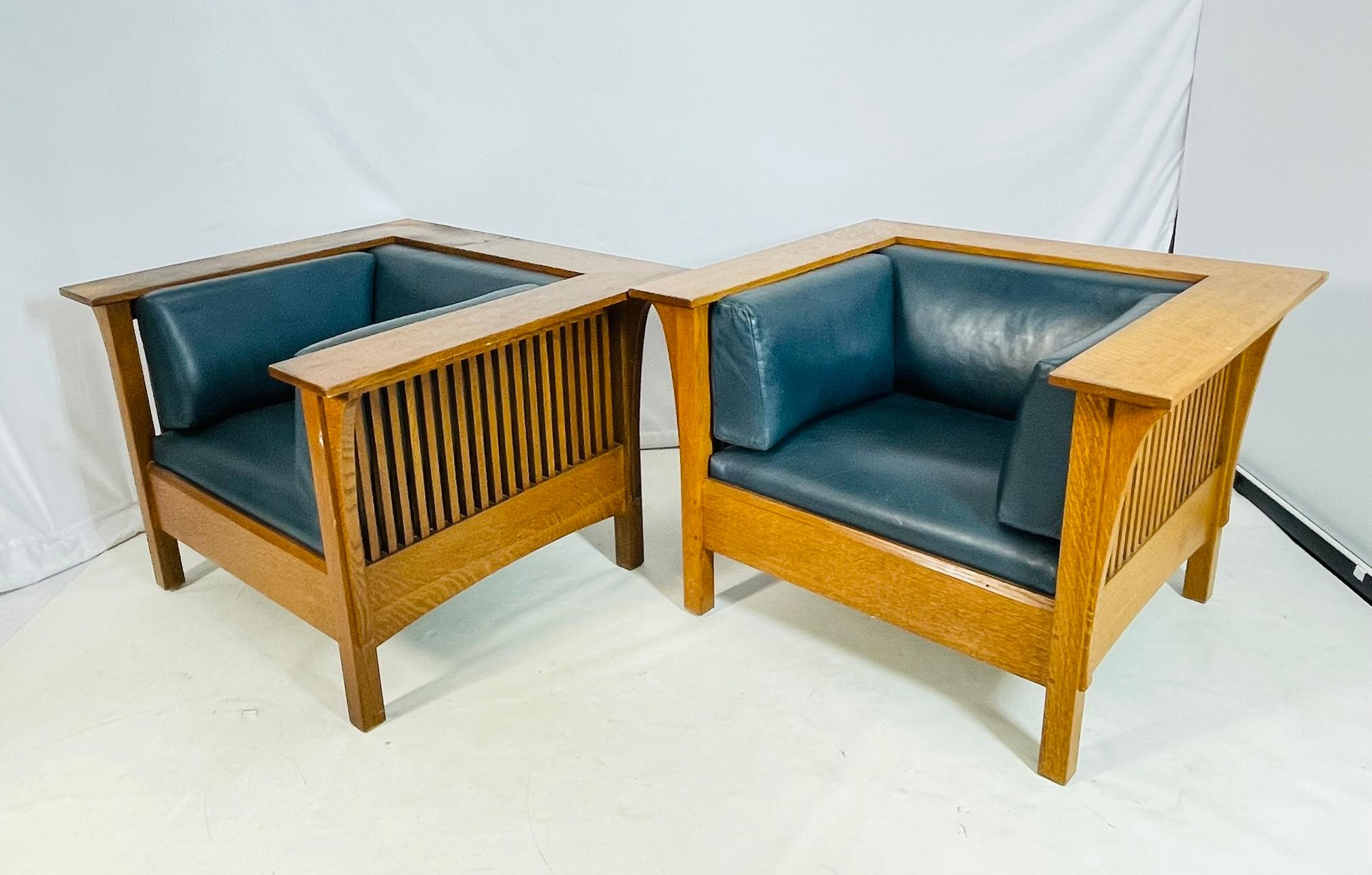 Pelle Coppia di poltrone Stickley Mission Oak, 1995, design ampio e scultoreo in vendita