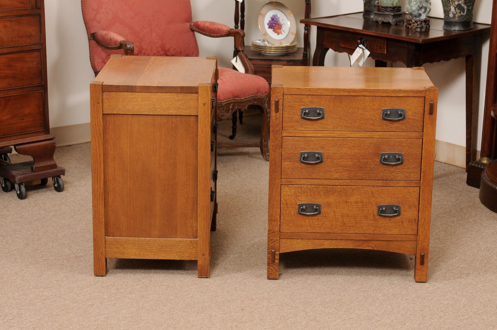 Pair of Stickley Mission Style Oak Nightstands / Side Tables with Drawers In Excellent Condition In Atlanta, GA