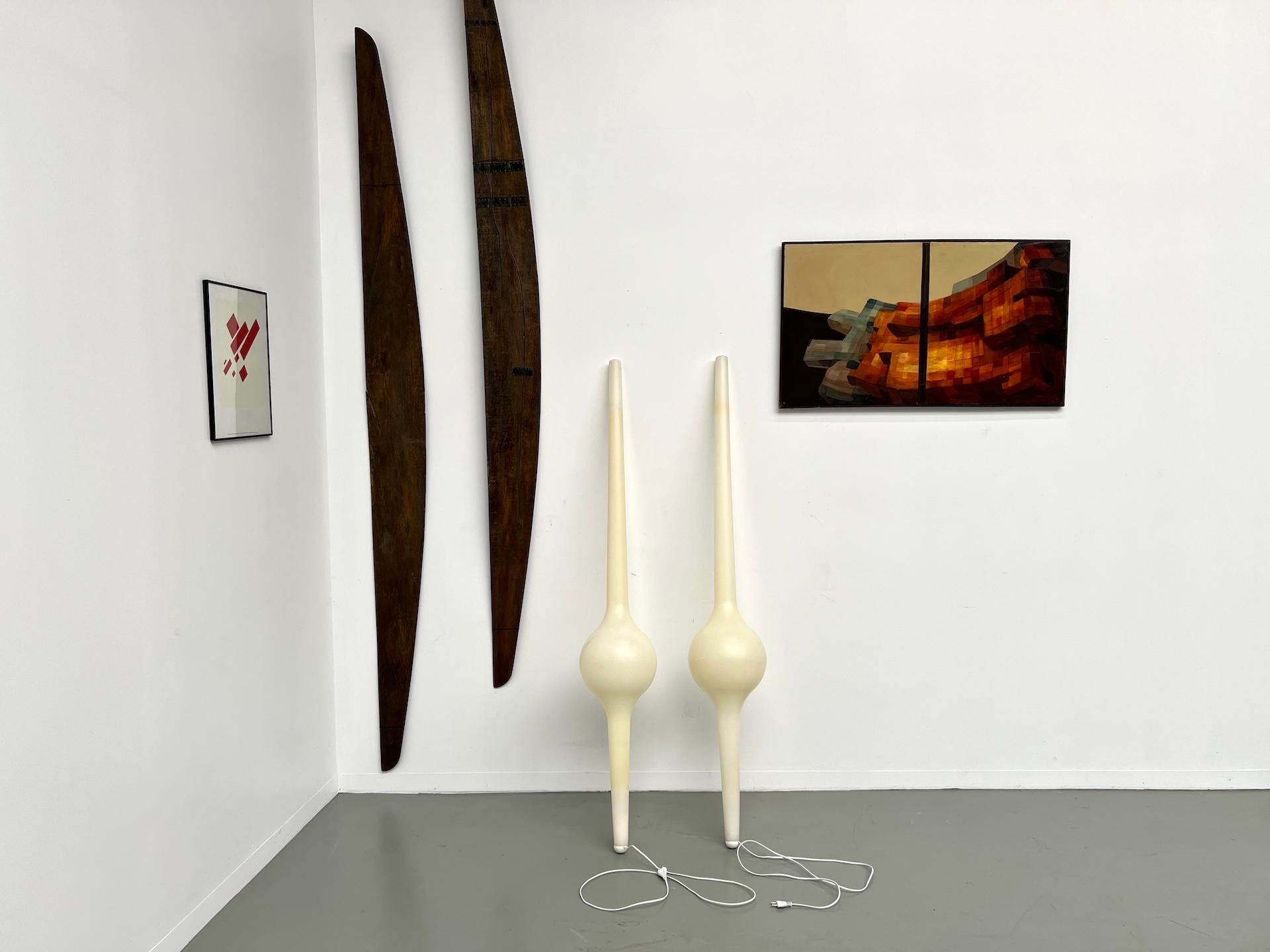 MAISON LECAN präsentiert dieses außergewöhnliche Paar Sticklight-Lampen von Michael Young, einer echten Ikone des britischen Designs aus den 1990er Jahren.

Aus geblasenem Polyethylen gefertigt, zeigt jedes Sticklight einen langen leuchtenden