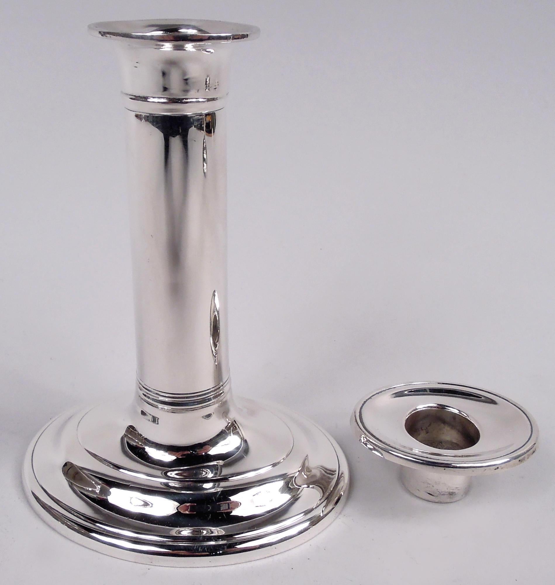 Coppia di candelabri coloniali in argento Sterling Stieff Williamsburg In condizioni buone in vendita a New York, NY