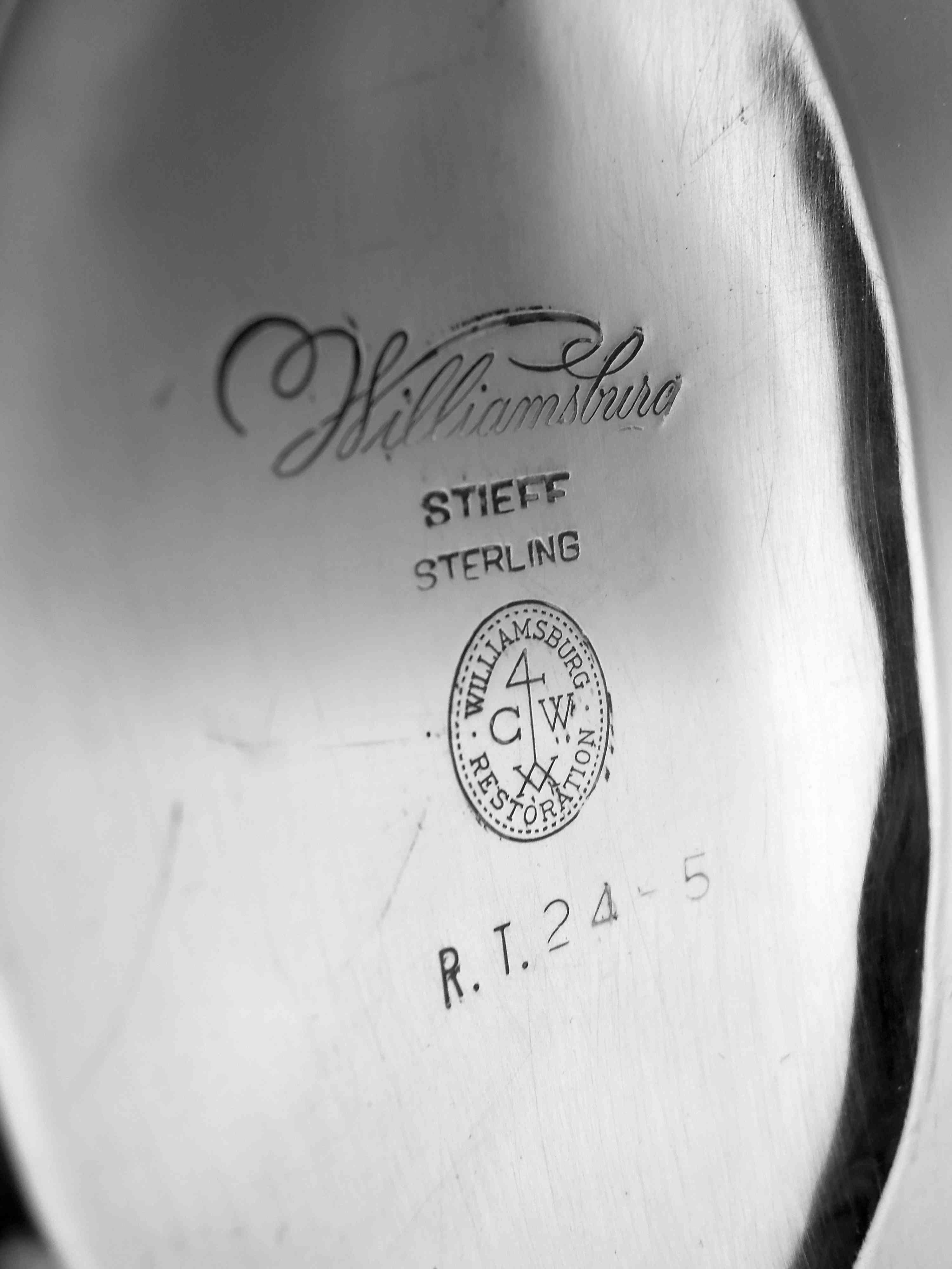 Coppia di candelabri coloniali in argento Sterling Stieff Williamsburg in vendita 1