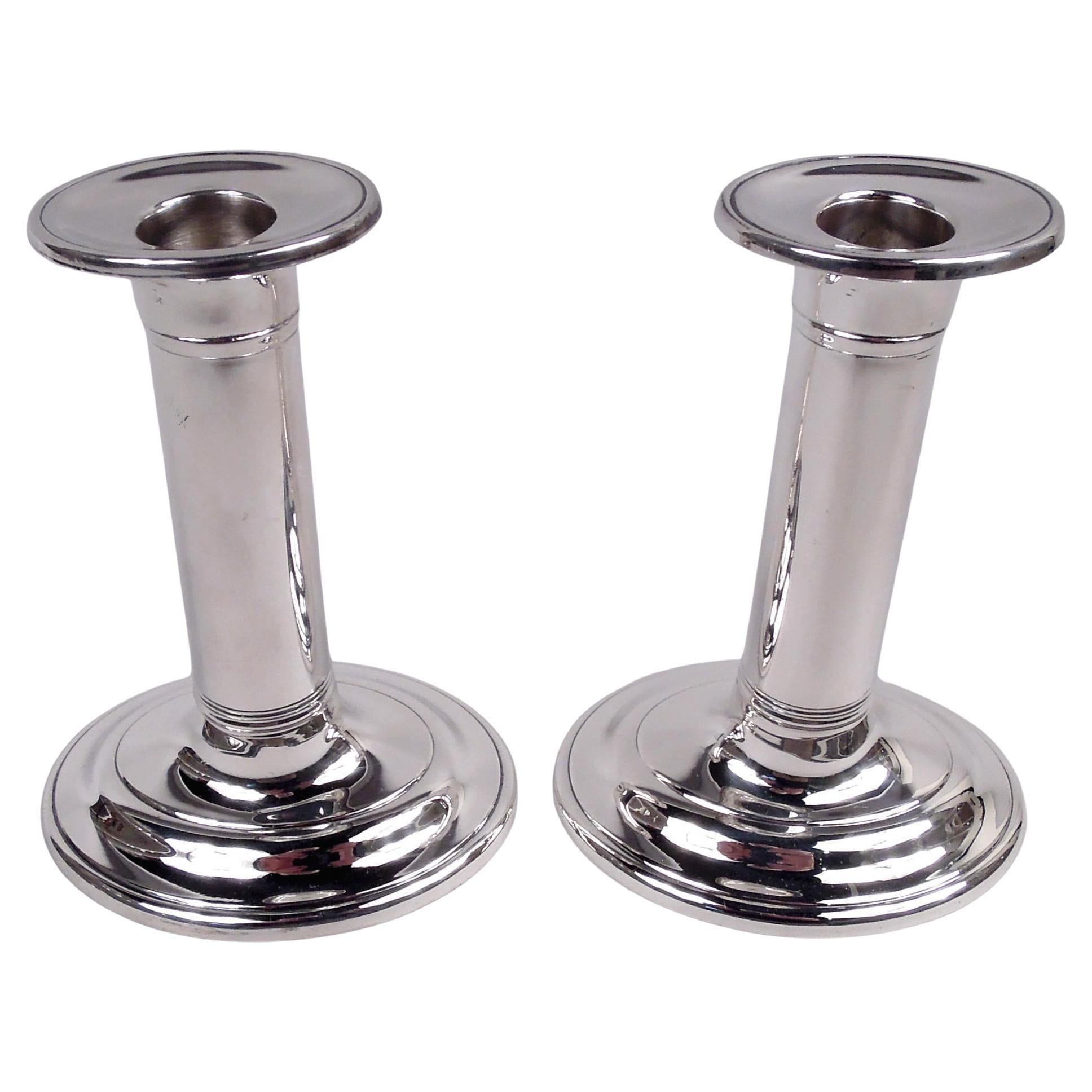 Coppia di candelabri coloniali in argento Sterling Stieff Williamsburg in vendita