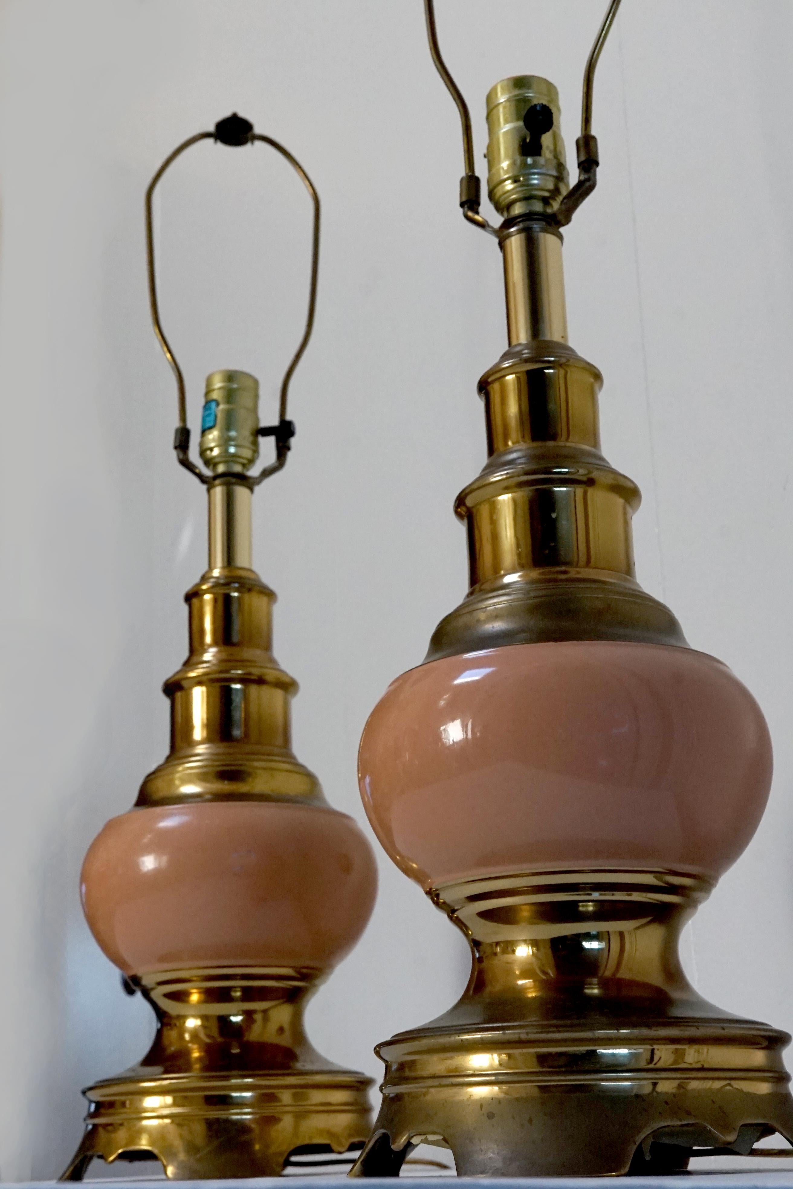 Mid-Century Modern Paire de Stiffel en laiton et céramique vintage  Lampes en laiton et œuf d'autruche en vente