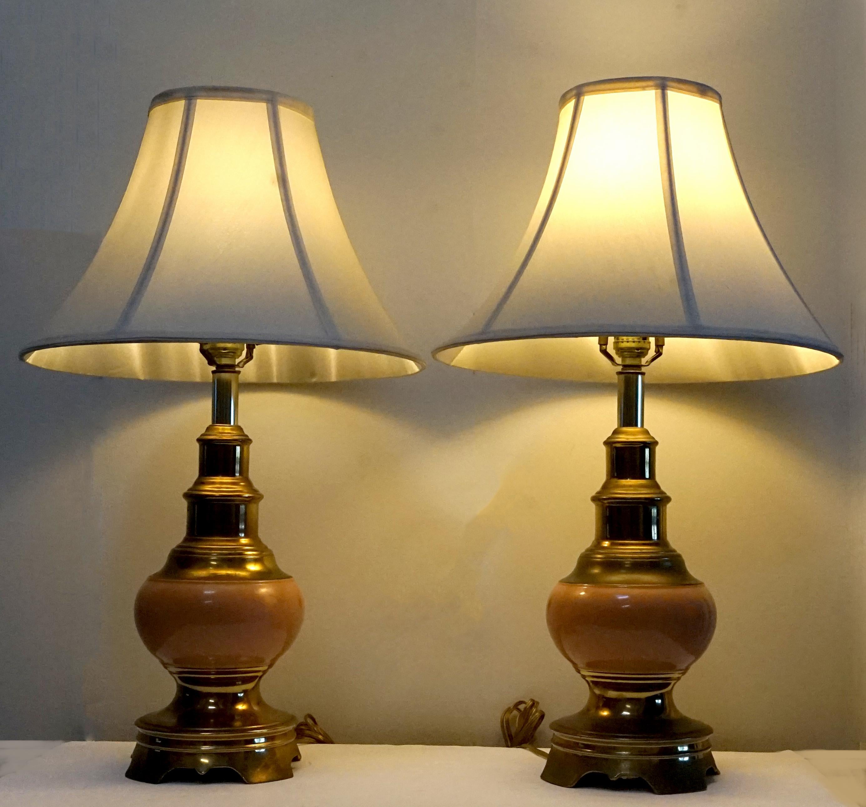 Paar Stiffel Messing und Keramik Vintage  Lampen aus Straußenei und Messing (Poliert) im Angebot