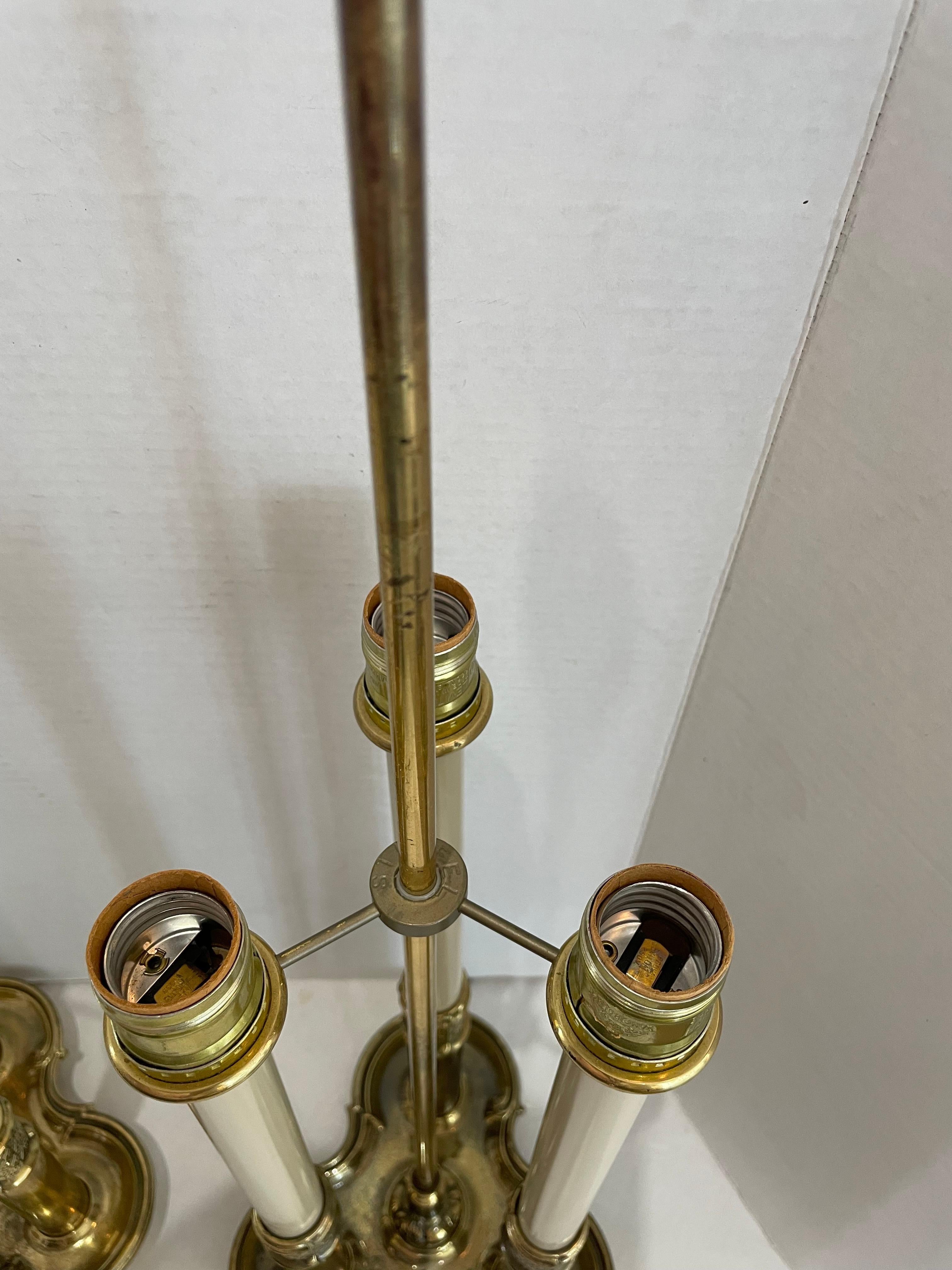 Cette paire de lampes de table Stiffel, élégante et chic, est très proche des lampes bouillottes françaises de la fin du XVIIIe siècle. 

Remarque : nécessite trois ampoules à culot Edison. 
