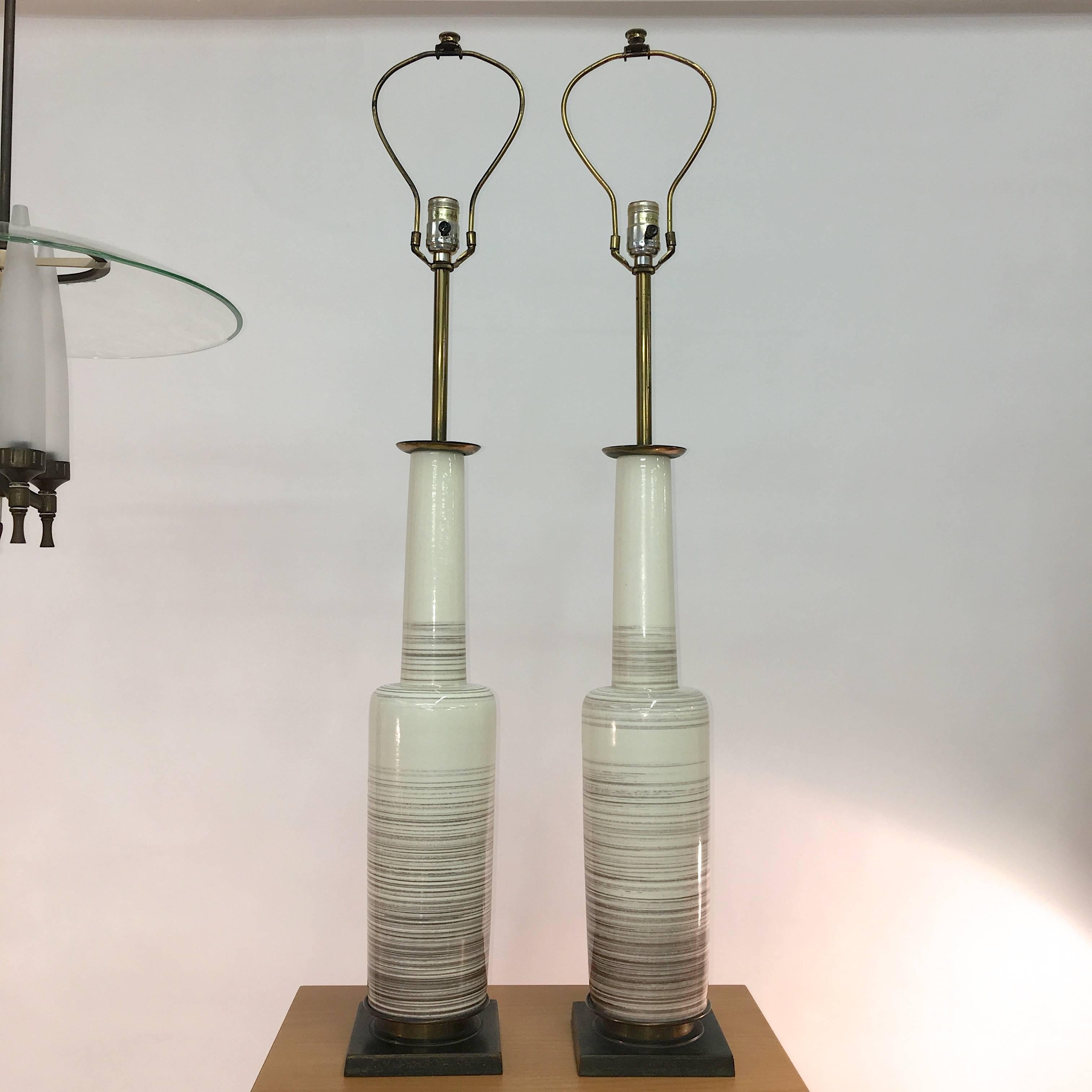 Américain Paire de lampes Stiffel en forme de bouteille en céramique émaillée en vente