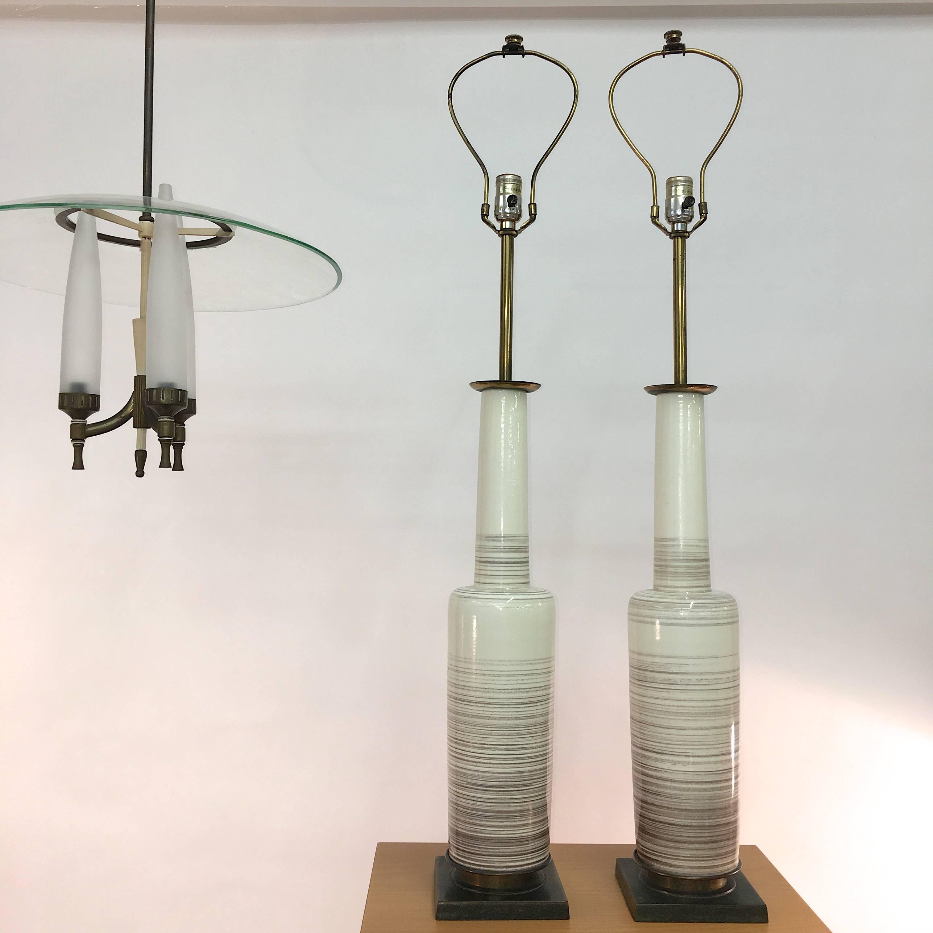 Milieu du XXe siècle Paire de lampes Stiffel en forme de bouteille en céramique émaillée en vente