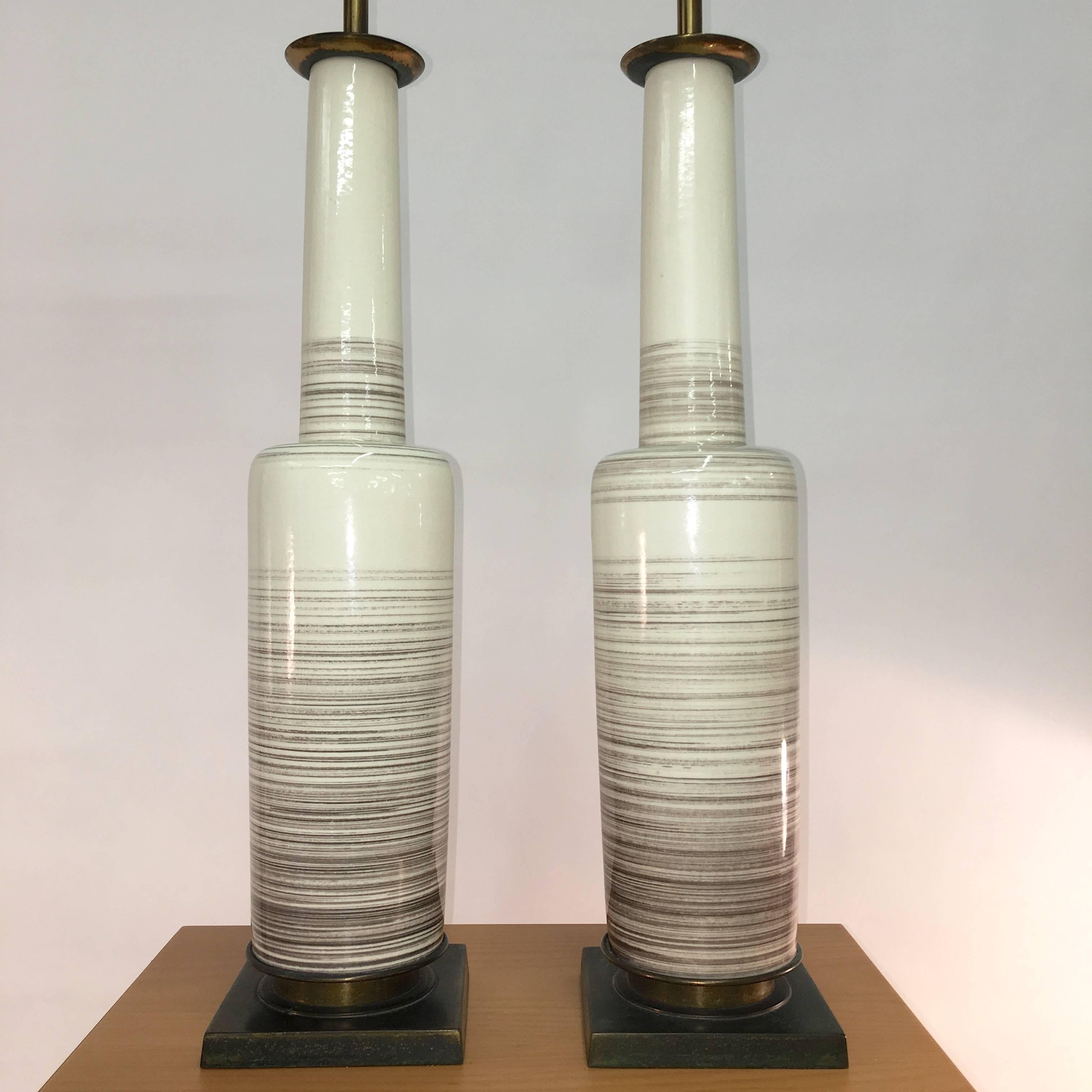 Laiton Paire de lampes Stiffel en forme de bouteille en céramique émaillée en vente