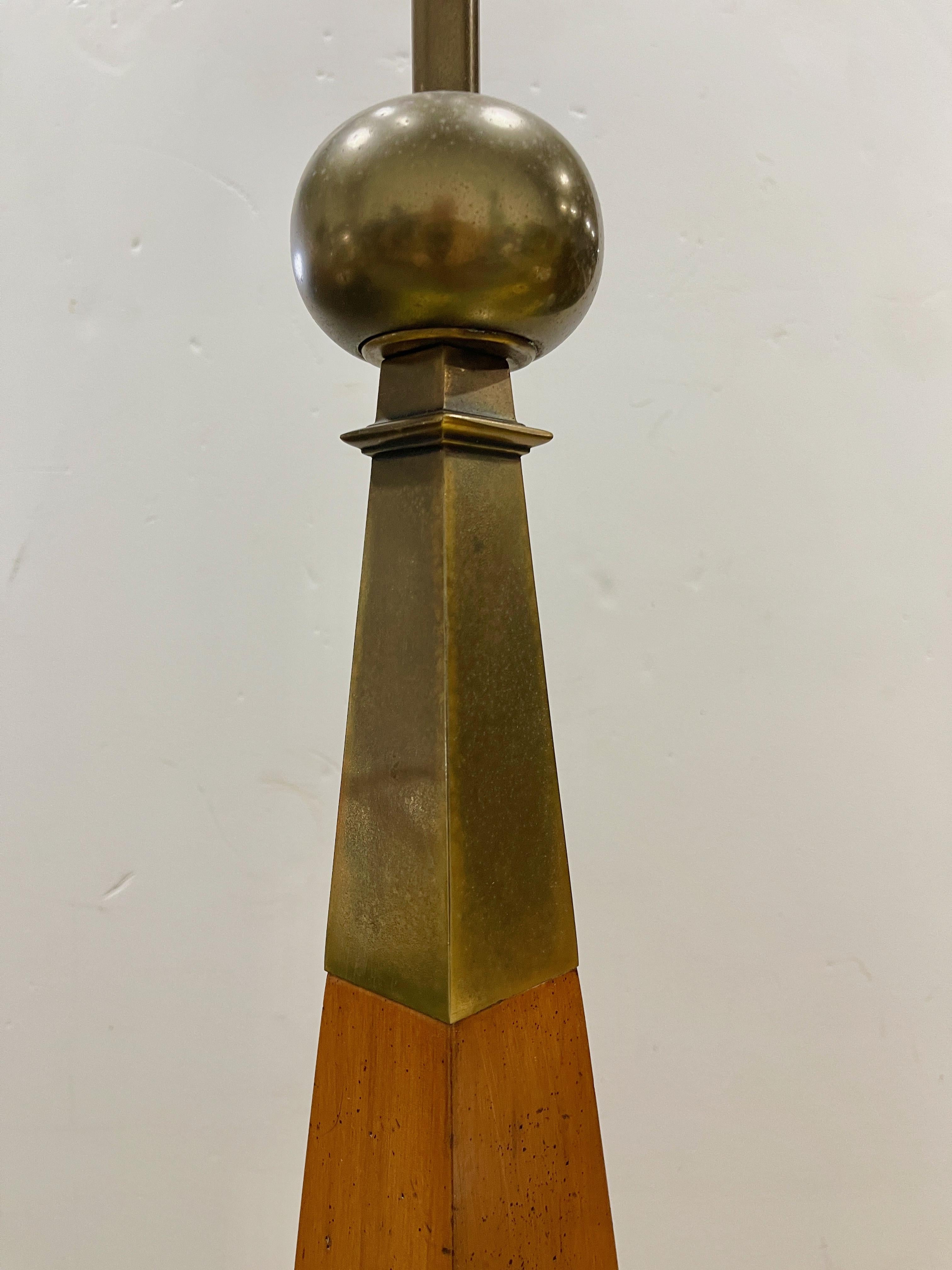 Bronze Paire de lampes obélisques Stiffel d'après Tommi Parzinger en vente