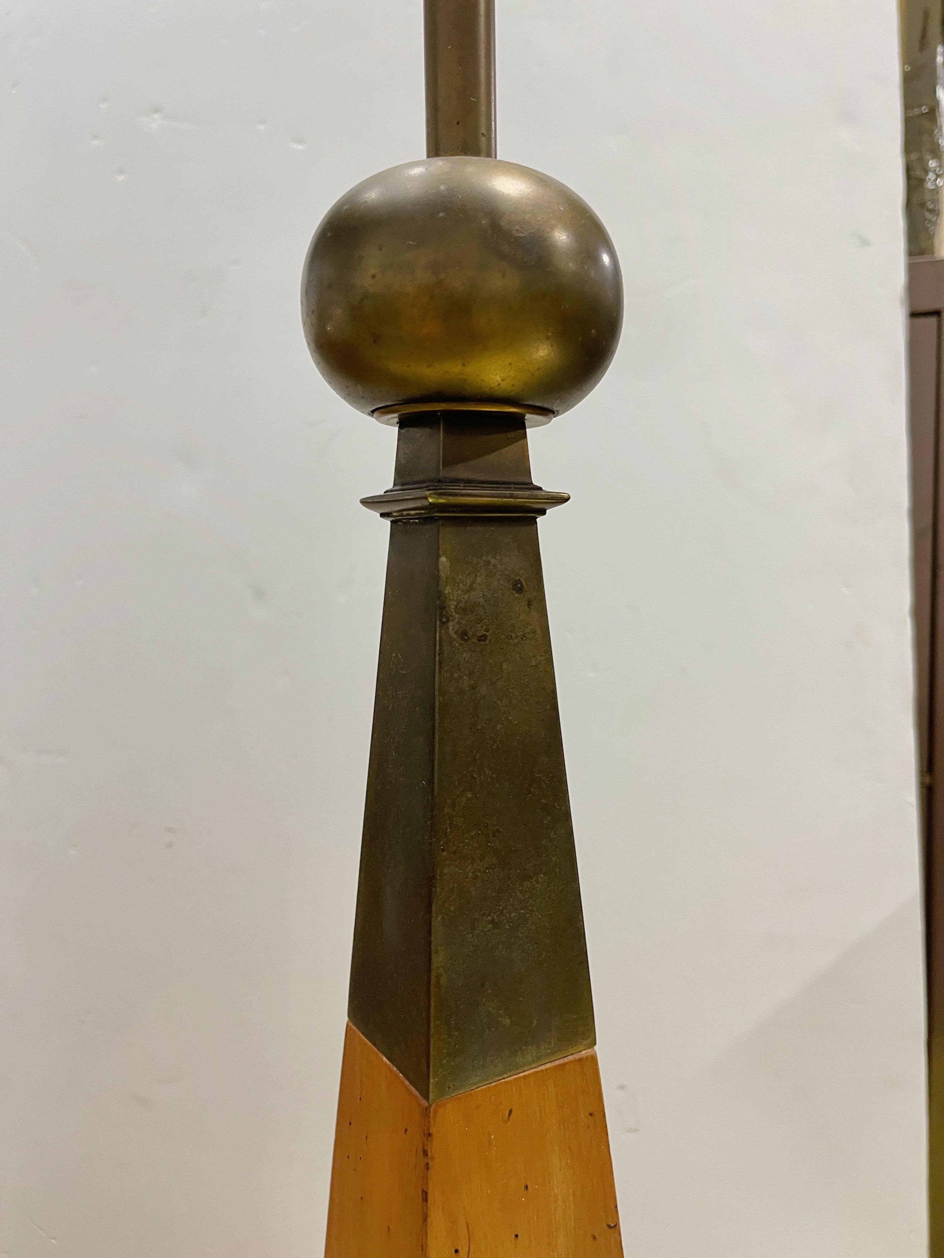 Paire de lampes obélisques Stiffel d'après Tommi Parzinger en vente 1