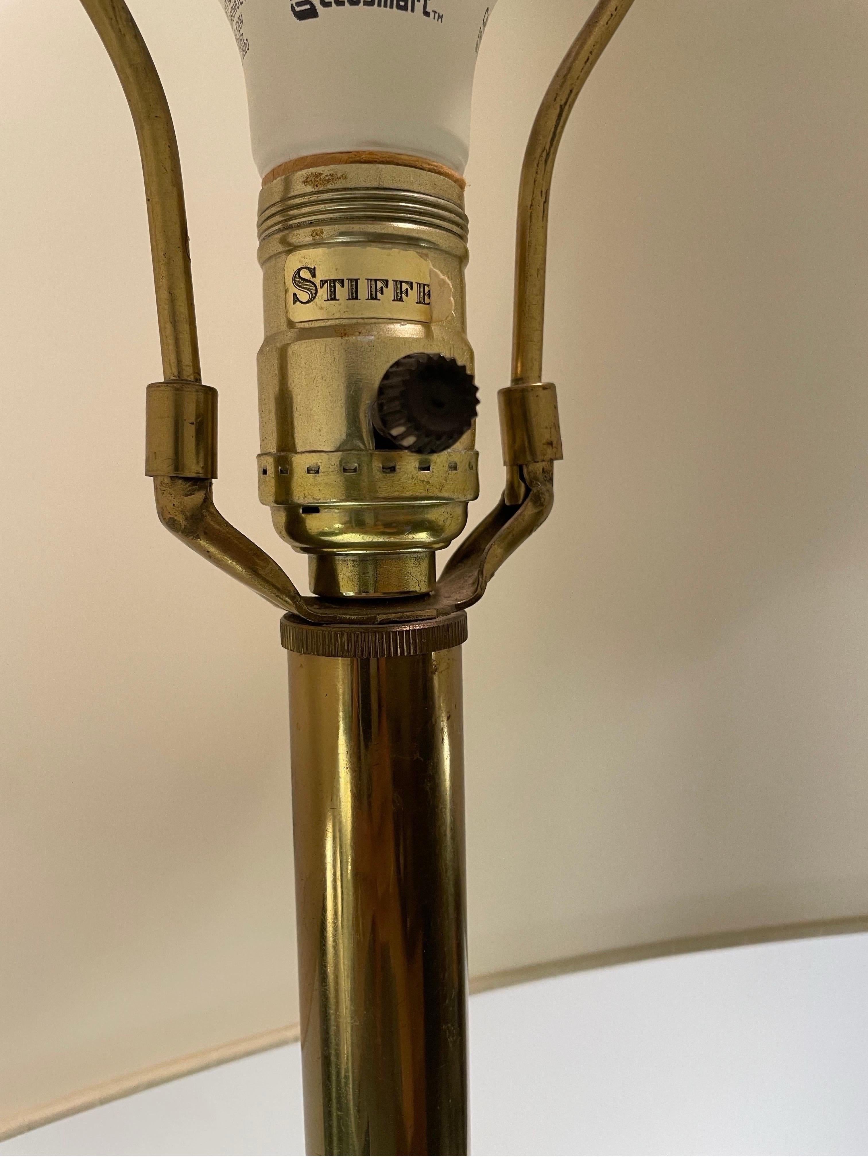 Milieu du XXe siècle Paire de lampes Stiffel vintage à trois boules en laiton  en vente