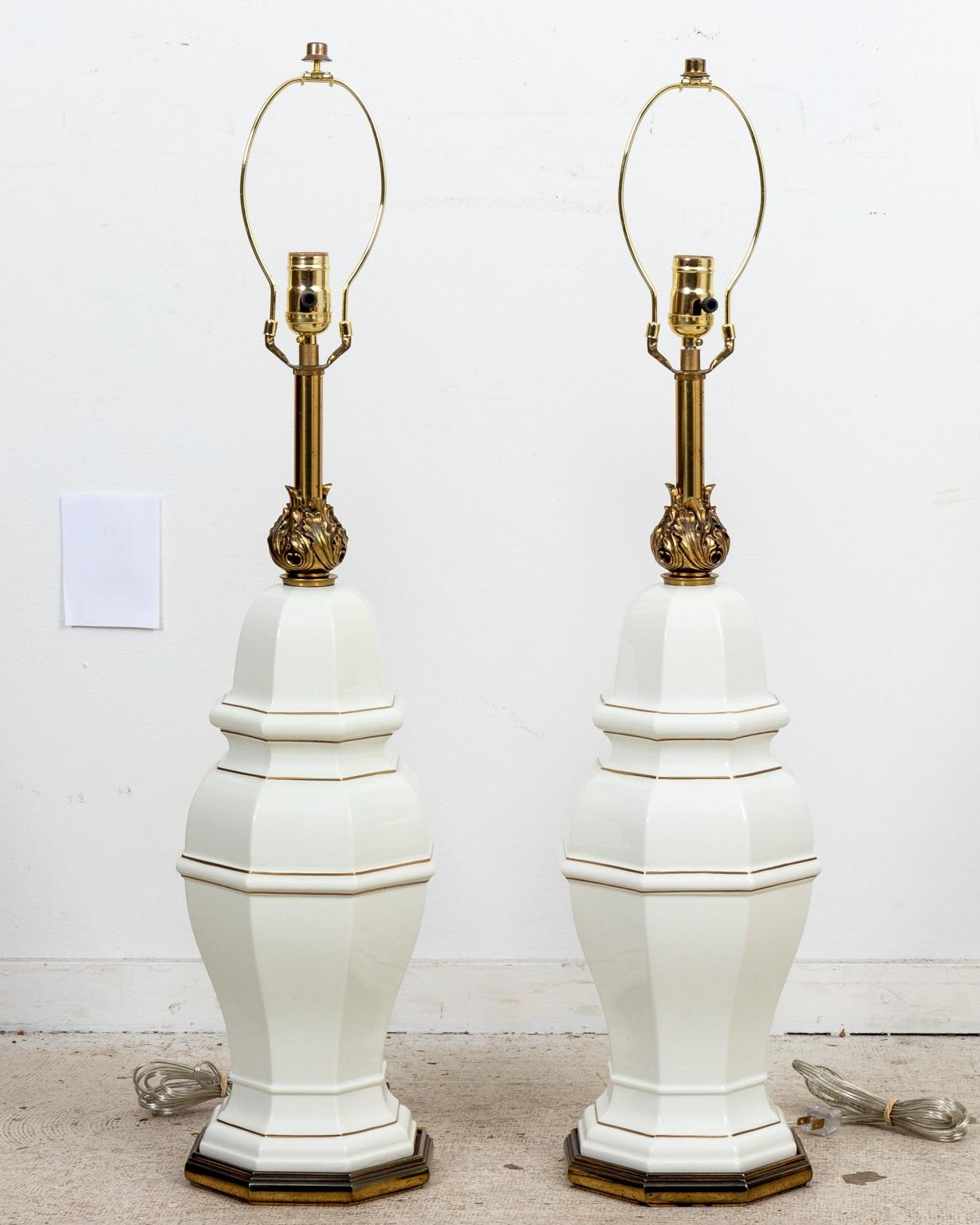 Pair of Stiffel White Ginger Jar Lamps In Good Condition For Sale In New York, NY