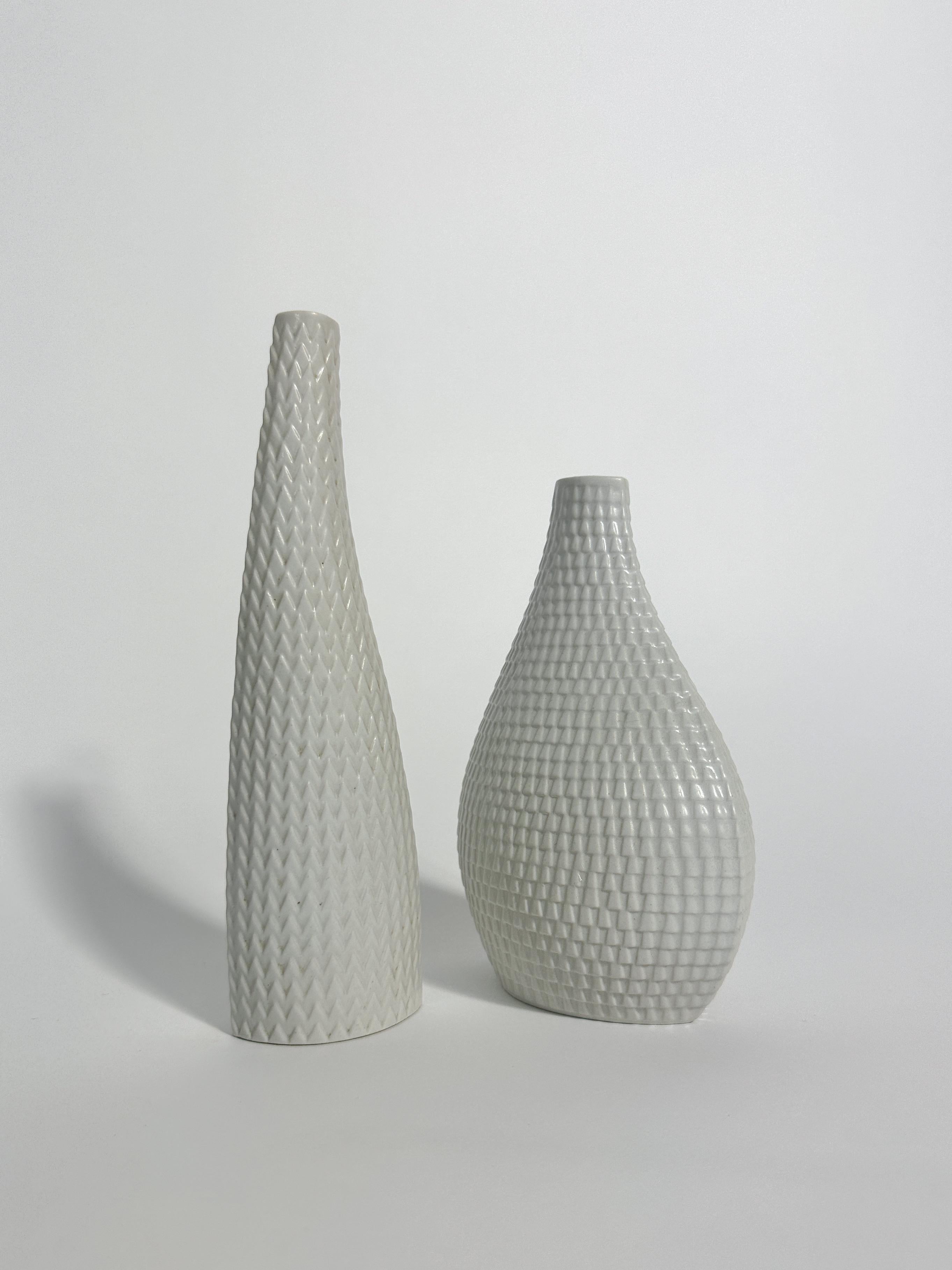 Mid-Century moderno Coppia di vasi in gres di Stig Lindberg Reptile Gustavsberg Svezia anni '50 in vendita