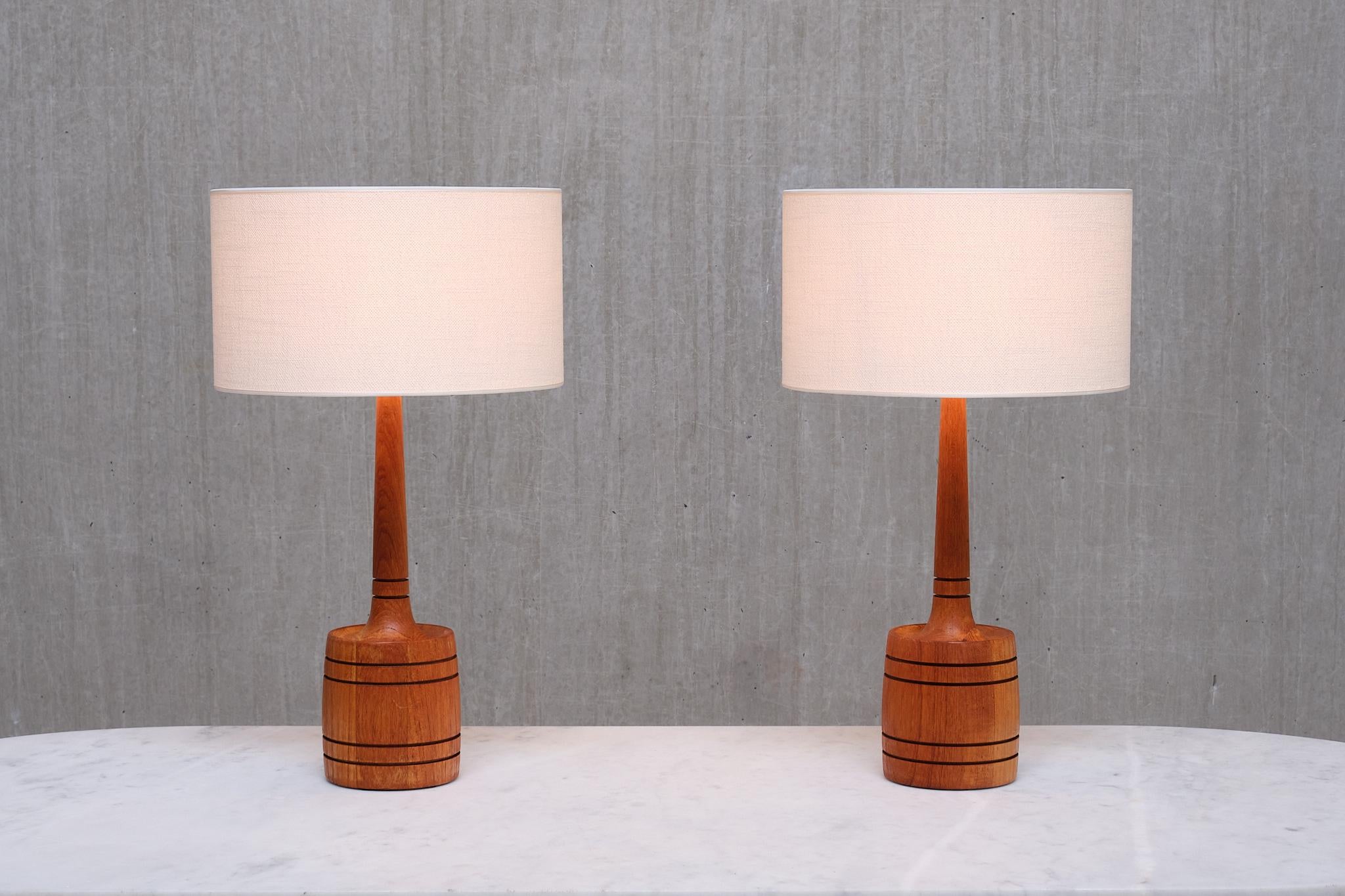 Dieses seltene Paar Tischlampen wurde in den 1960er Jahren von dem schwedischen Hersteller Stilarmatur Tranås produziert.

Das markante Design zeichnet sich durch einen tonnenförmigen Sockel und eine sich leicht verjüngende Säule aus, die beide aus