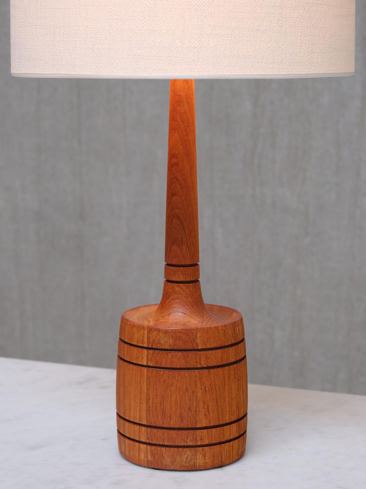 Paar Stilarmatur Tranås Tischlampen aus massivem Teakholz, Schweden, 1960er Jahre (Stoff) im Angebot