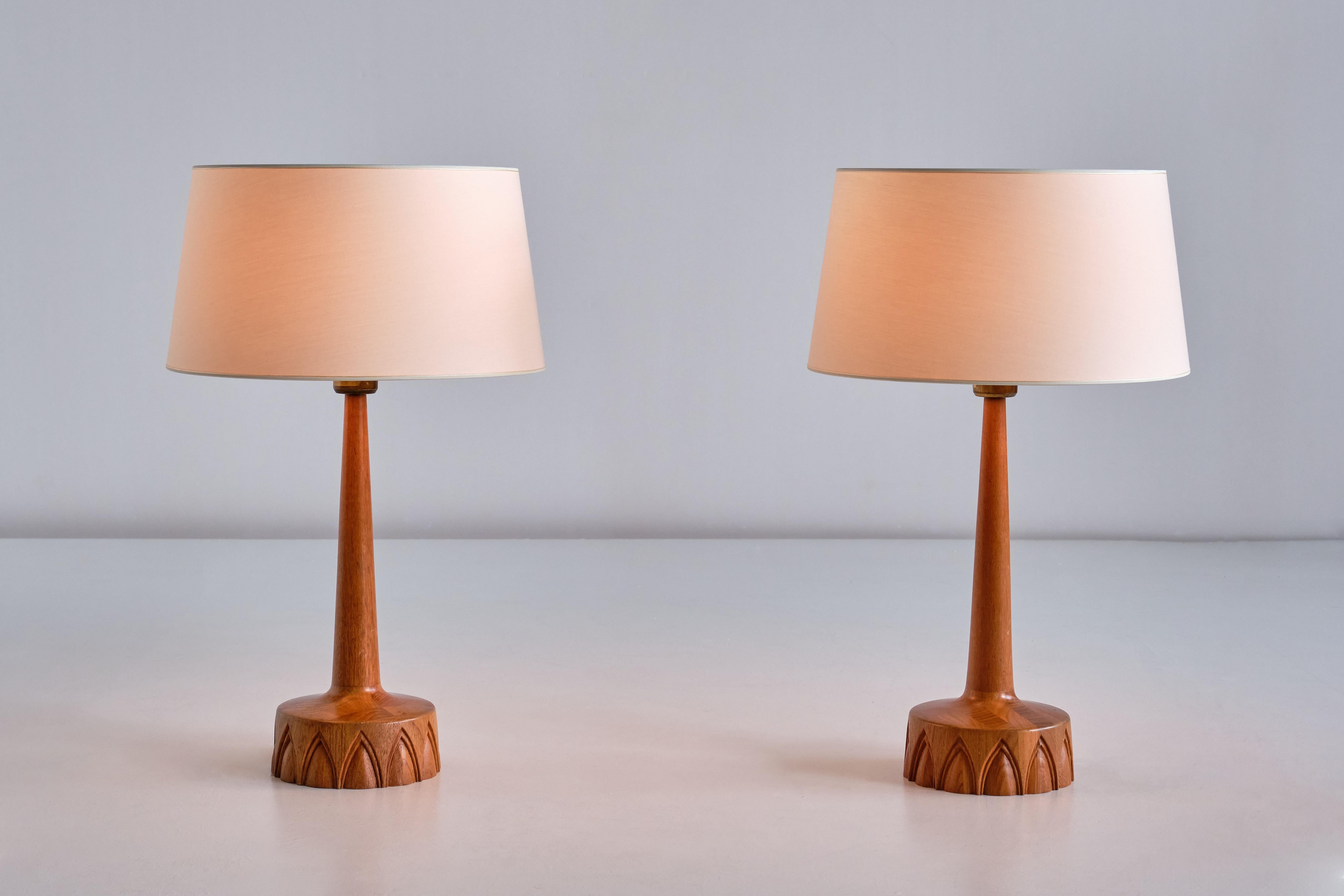 Paar Stilarmatur Tranås Tischlampen aus Teakholz, Schweden, 1960er Jahre (Stoff) im Angebot