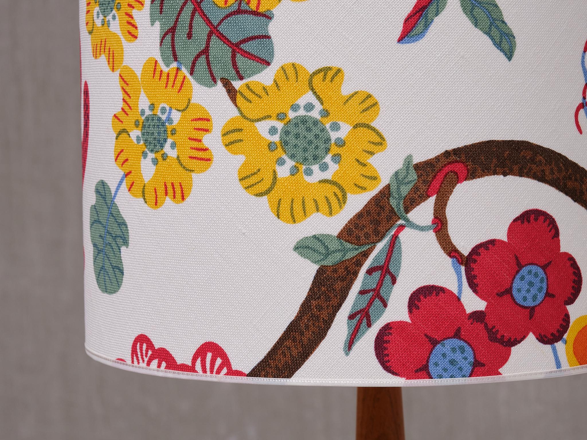 Suédois Paire de lampes de table Stilarmatur Tranås avec abat-jour Josef Frank, Suède, années 1960 en vente