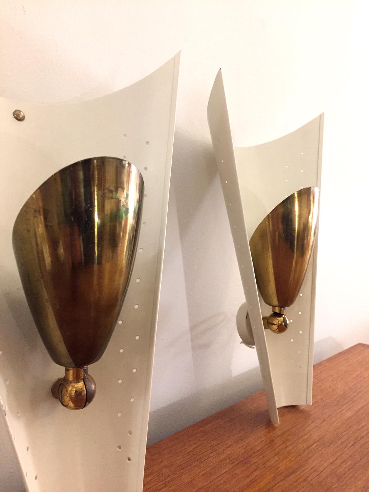 An elegant pair of Stilnovo sconces, 1950s. Brass and white enameled metal. Very rare.