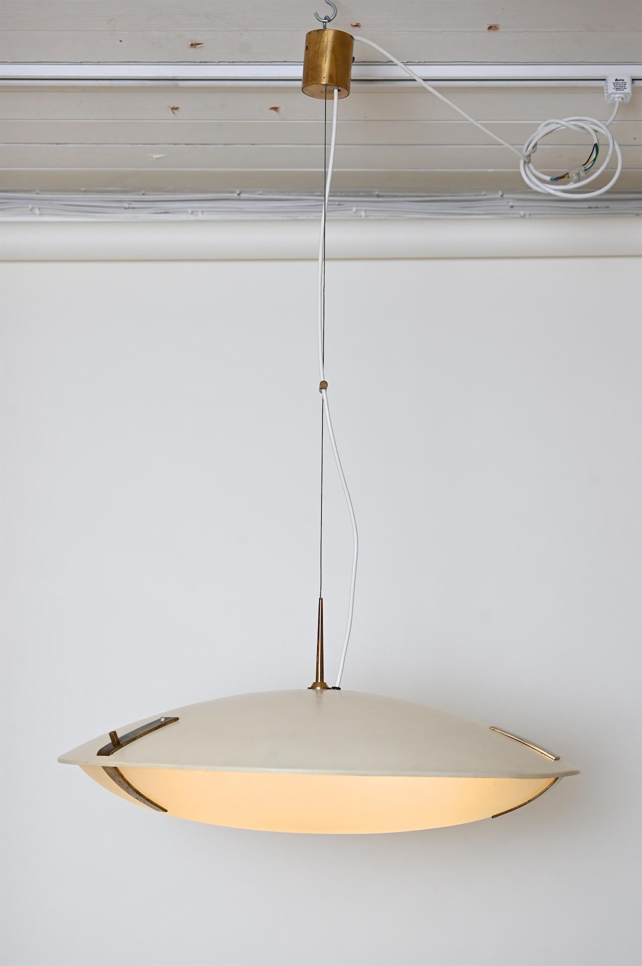 Classic Stilnovo ceiling light. Suspended on steel wire. 

The shape; reminiscent of a flying saucer. 

Acid-etched glass painted aluminium, brass.

Manufactured by Stilnovo, Milan, Italy c1960

Pair available. 

Re wired. Drop can be