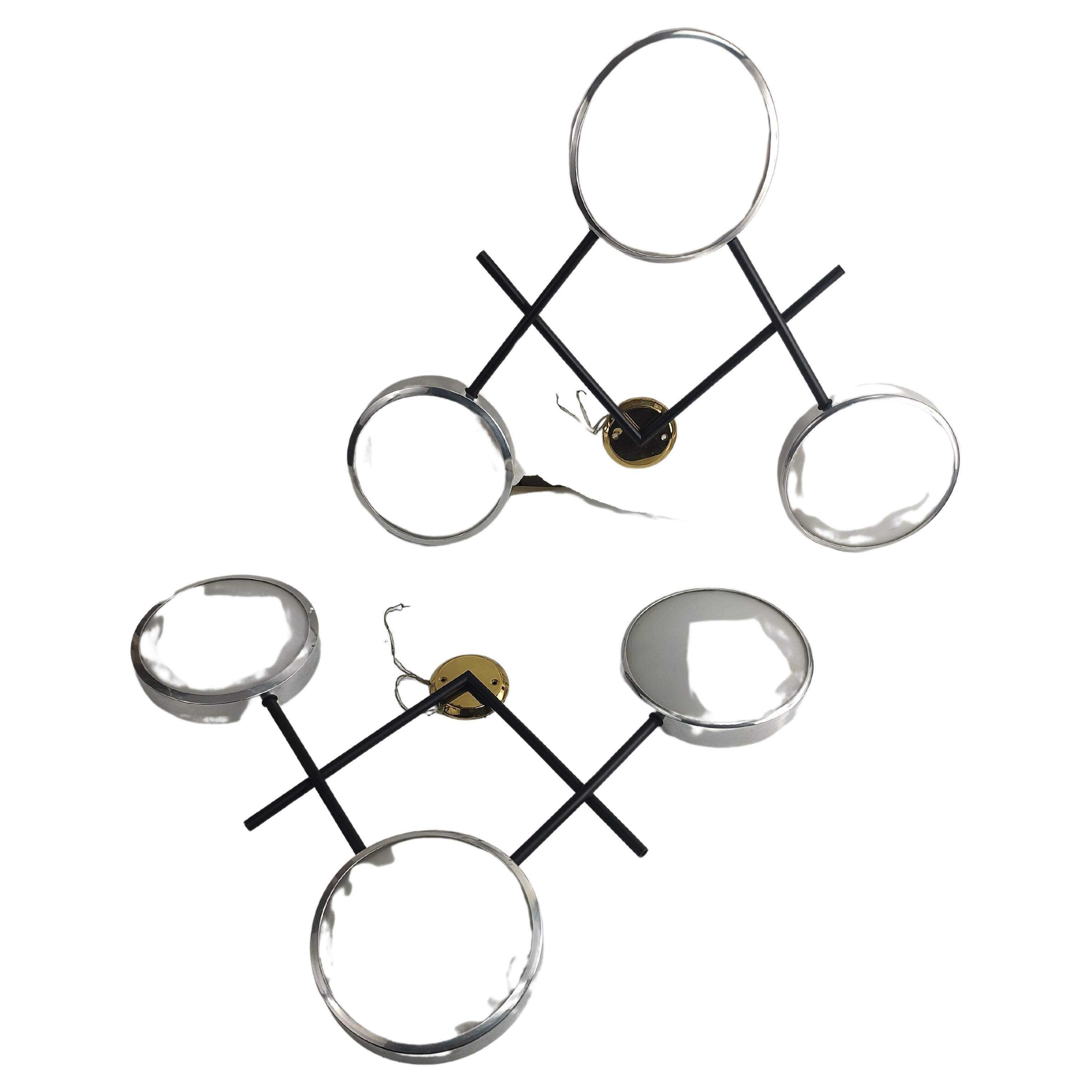 Favolosa coppia di applique a tripla luce di Stilnovo c1958 Italia. Paralumi in vetro smerigliato con telai in alluminio collegati da aste in ferro nero che a loro volta terminano con un tappo rotondo in ottone da montare a parete. In eccellenti