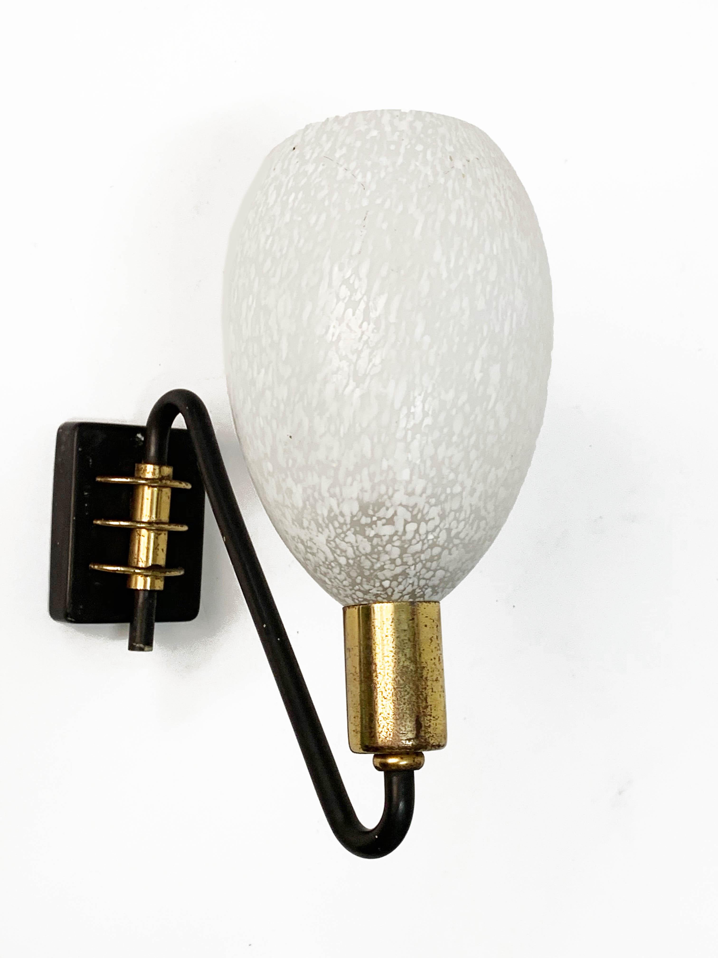 Stilnovo Style Midcentury Brass and White Murano Glass Italian Sconces, 1960s In Good Condition In Roma, IT