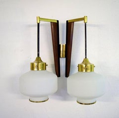 Modernistische Stilnovo-Wandlampen aus Teakholz und Messing, Opalglas, Italien, Paar