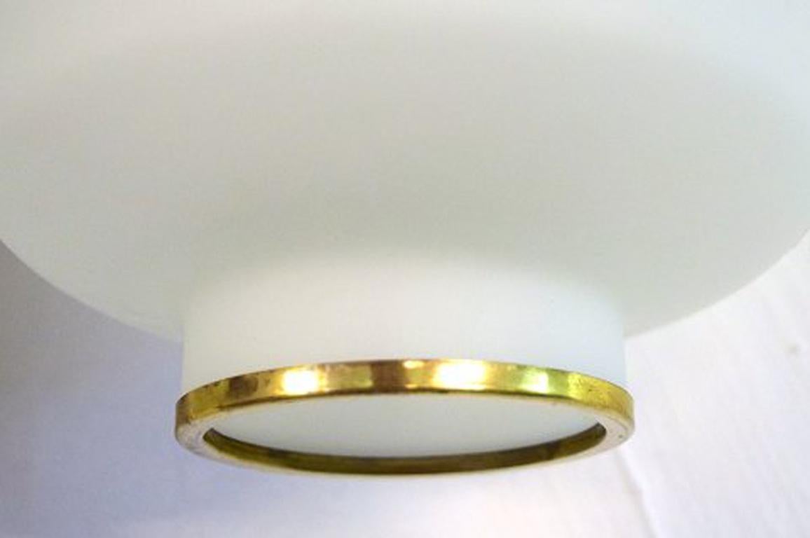 Paire de lampes murales modernistes Stilnovo en teck et laiton, verre opale, Italie en vente 1