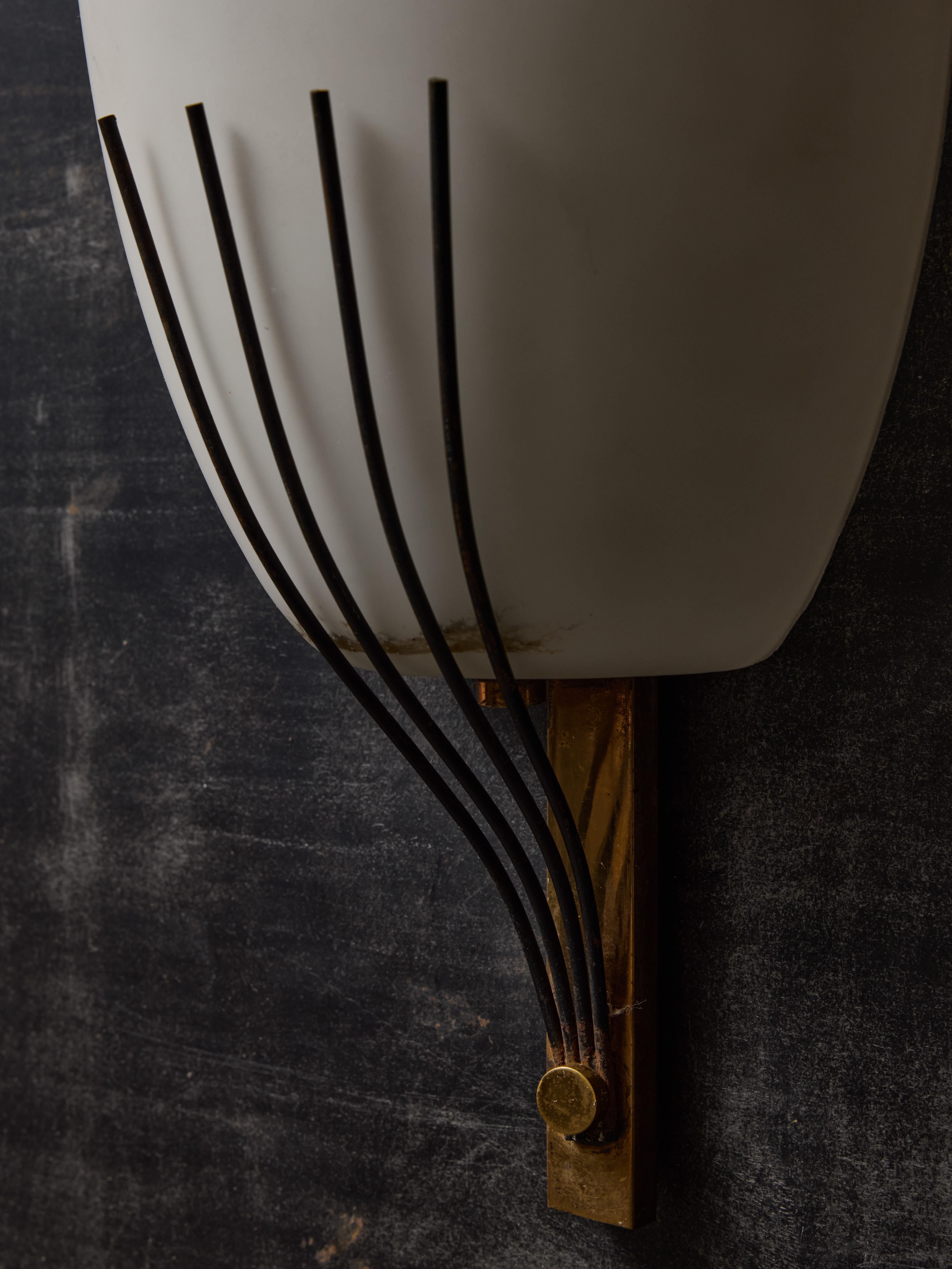 Pair of Stilnovo Opaline Glass and Brass Wall Sconces In Good Condition In Saint-Ouen, IDF