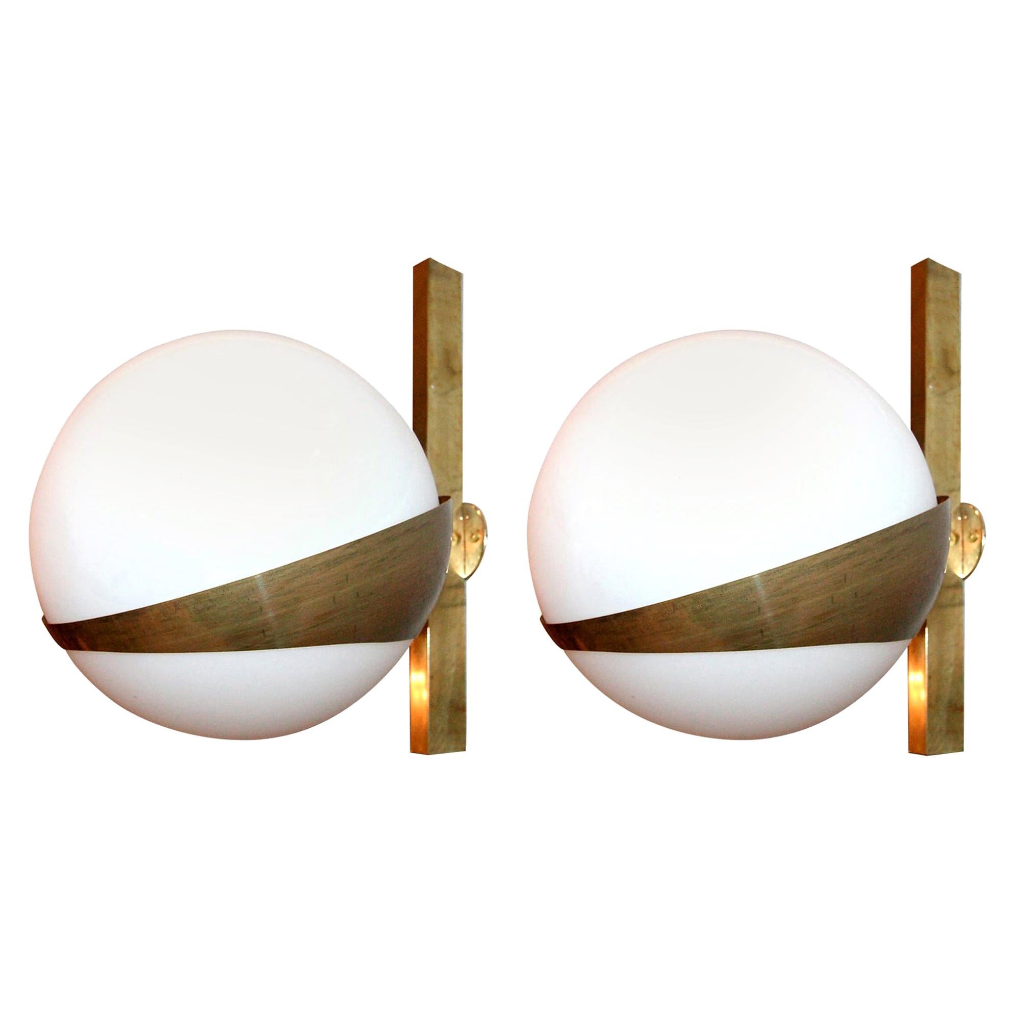 Paire d'appliques en laiton de style Stilnovo avec boules en verre blanc en vente