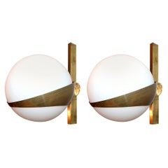 Paire d'appliques en laiton de style Stilnovo avec boules en verre blanc