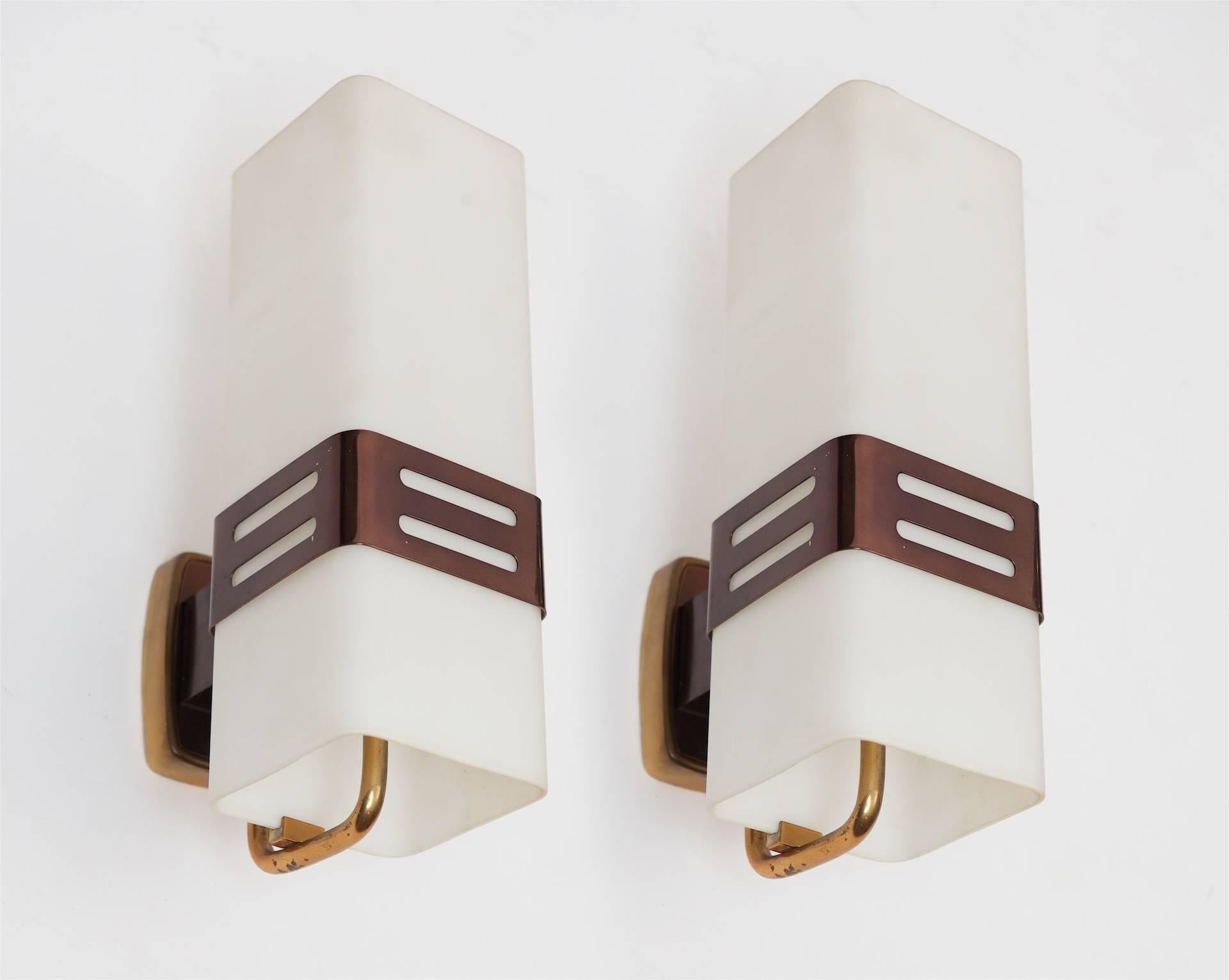 Pair of Stilnovo wall lights, circa 1950.
Opaline glass with burnished brass.