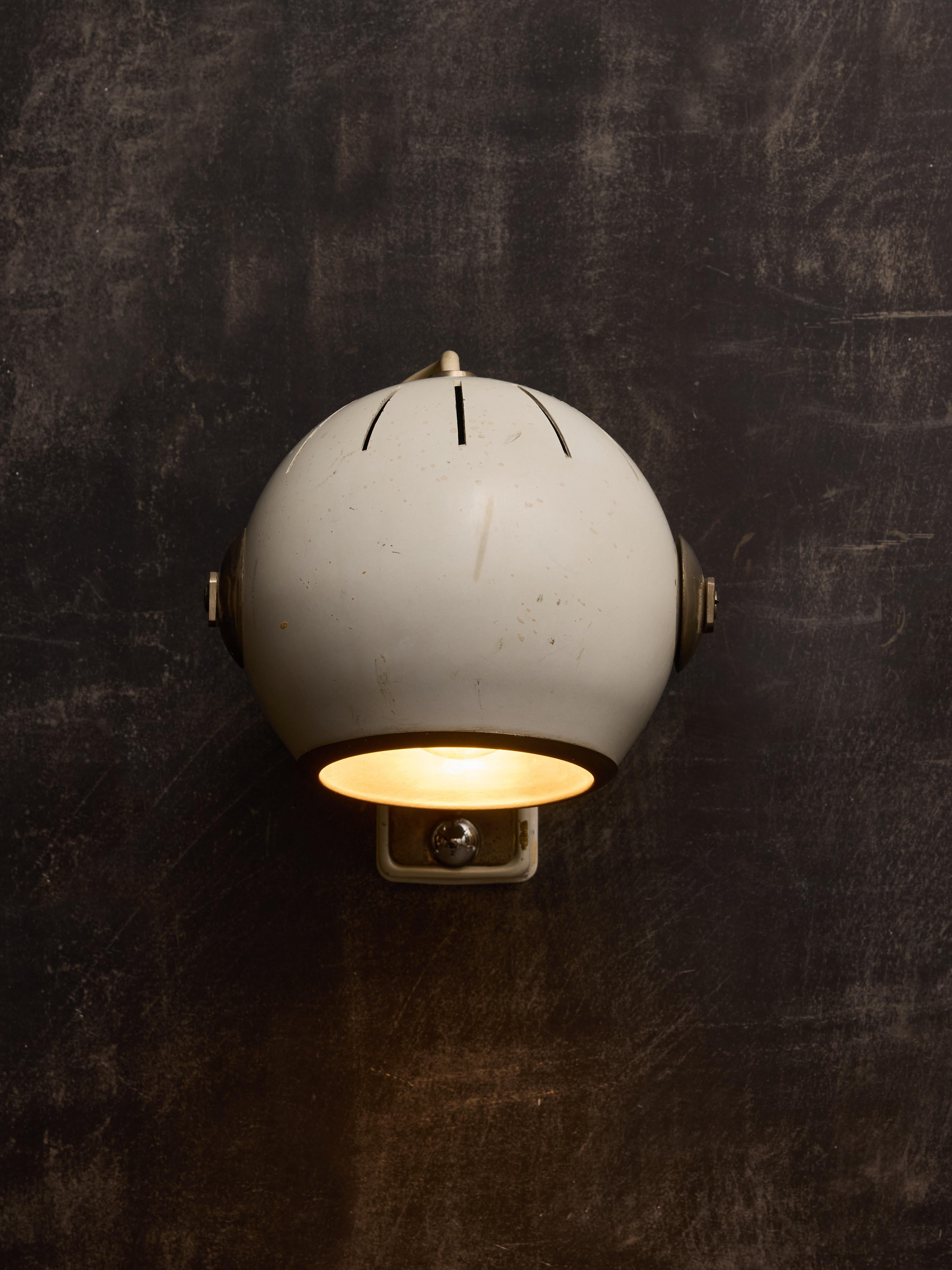 Mid-Century Modern Paire d'appliques murales Stilnovo 2181 en aluminium en vente
