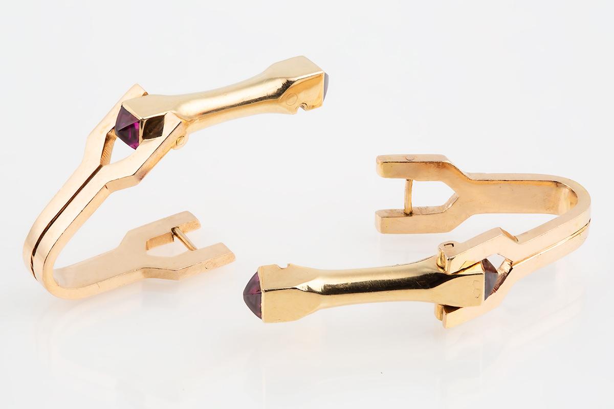 Stirrup Shaped Cufflinks in 18 Karat Gold with Two Rubies, French, circa 1950 In Good Condition For Sale In London, GB