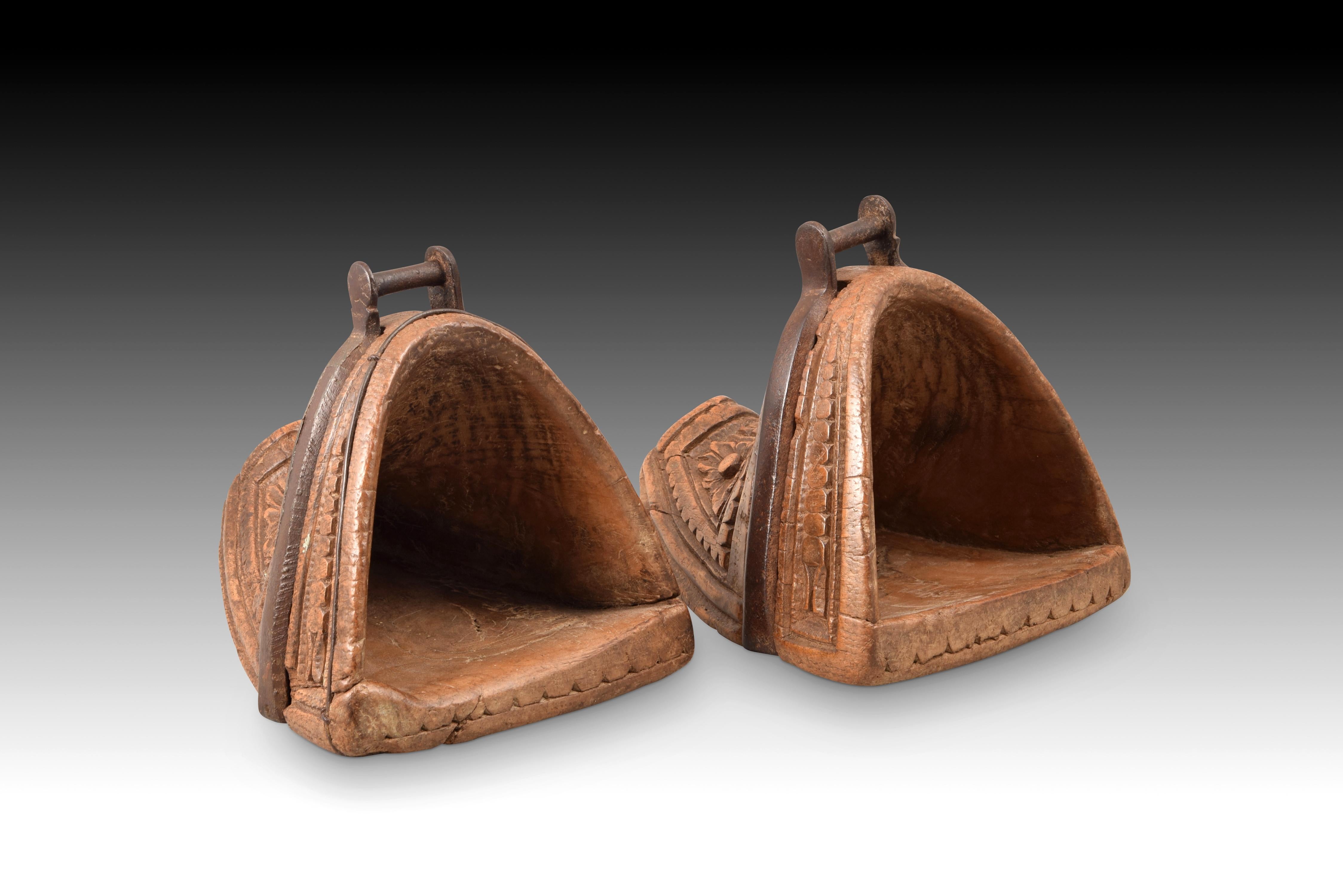 Ein Paar Bügelbügel. Geschnitztes Holz, Eisen. Chile, 18. Jahrhundert.  (Rokoko) im Angebot