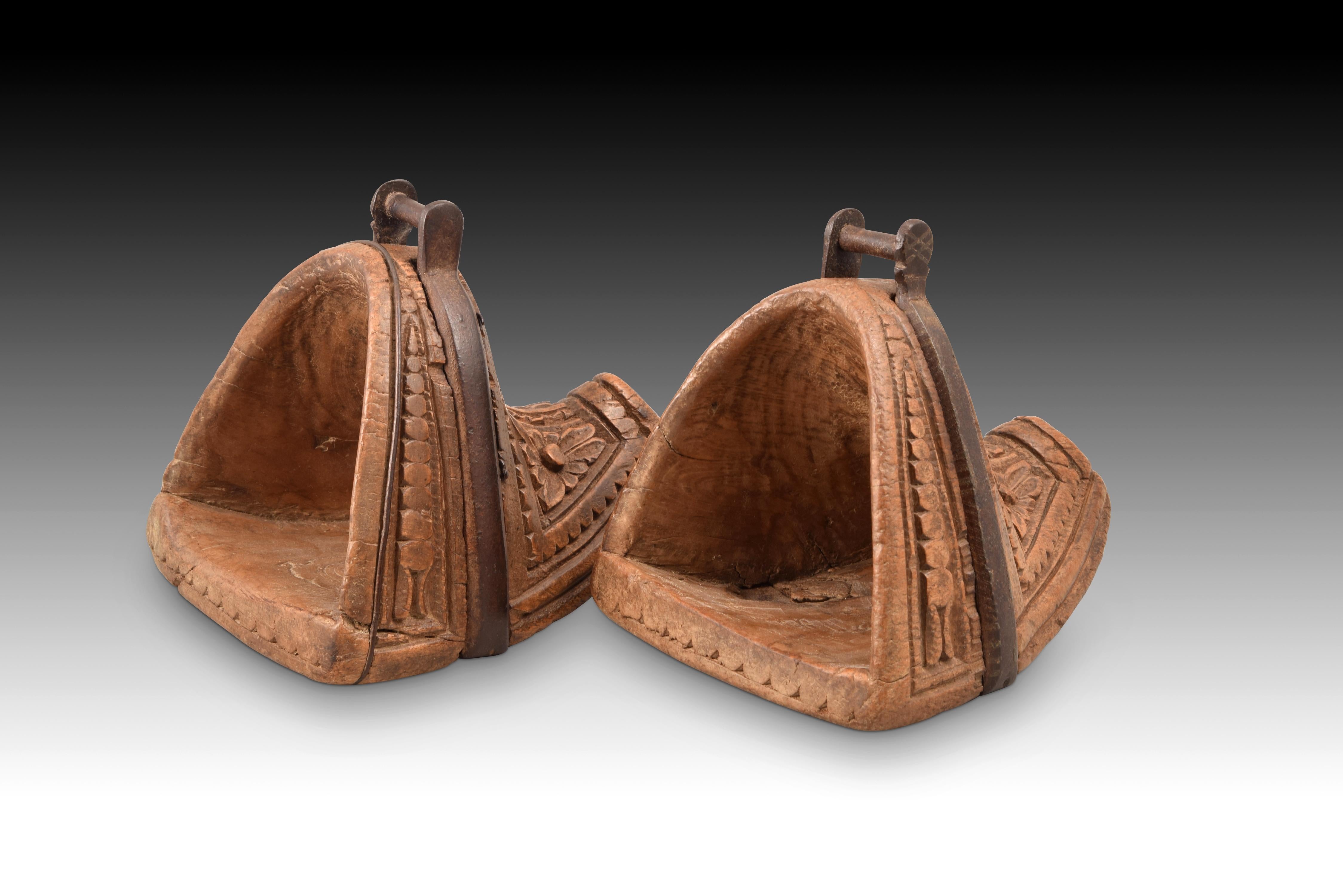 Ein Paar Bügelbügel. Geschnitztes Holz, Eisen. Chile, 18. Jahrhundert.  (Chilenisch) im Angebot