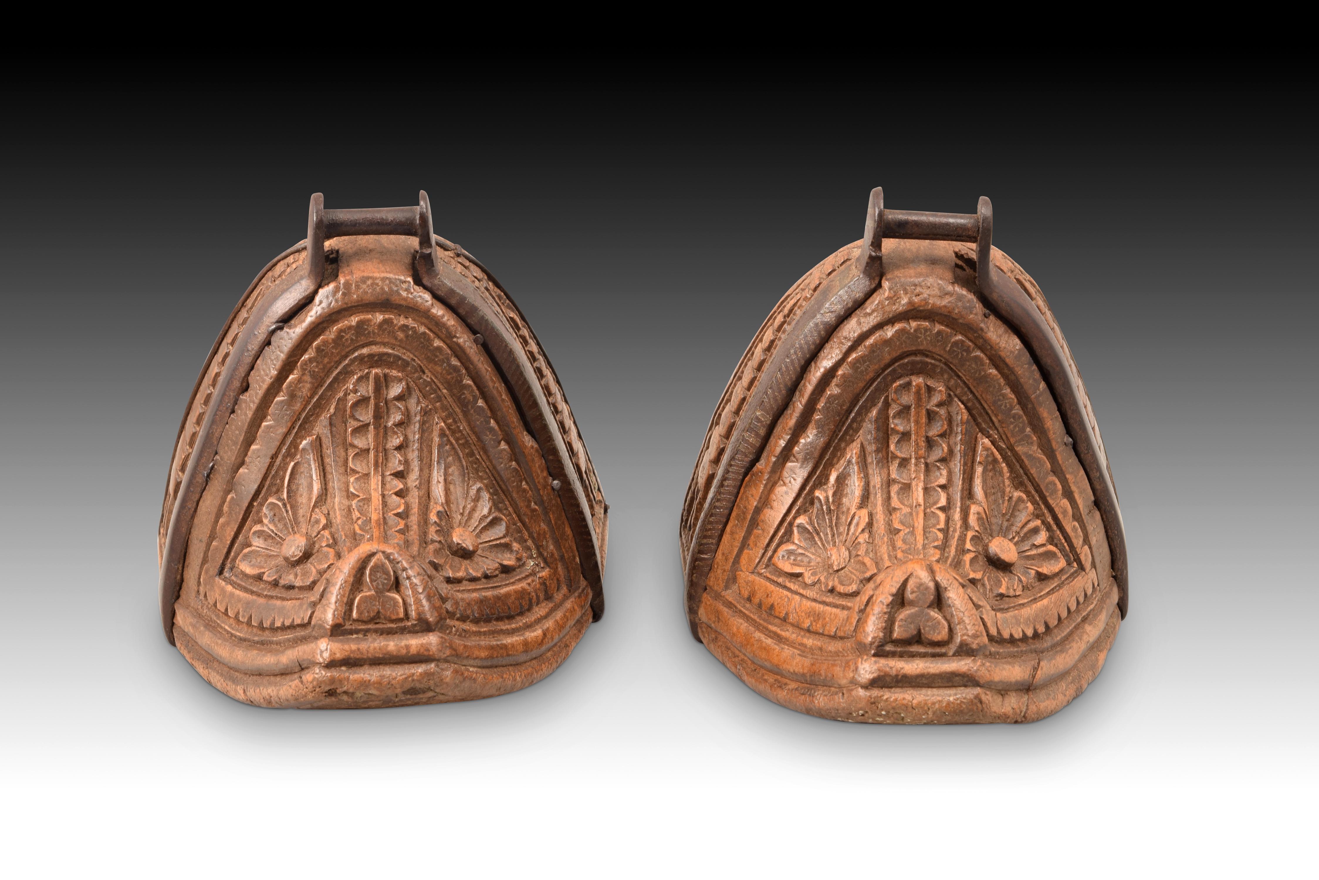 Chilean Pair of stirrups. Carved wood, iron. Chile, 18th century. For Sale