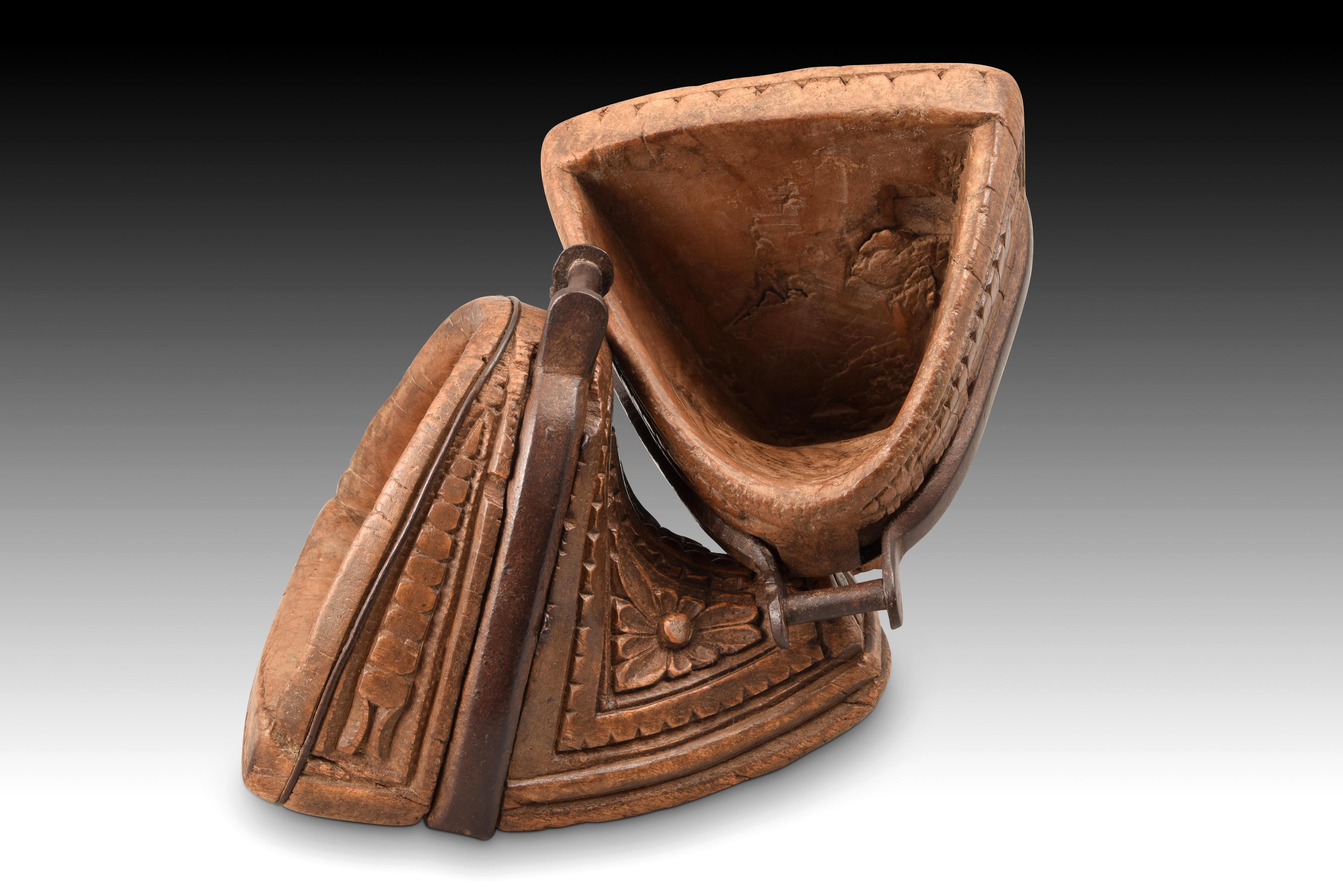 Pair of stirrups. Carved wood, iron. Chile, 18th century.  In Fair Condition For Sale In Madrid, ES
